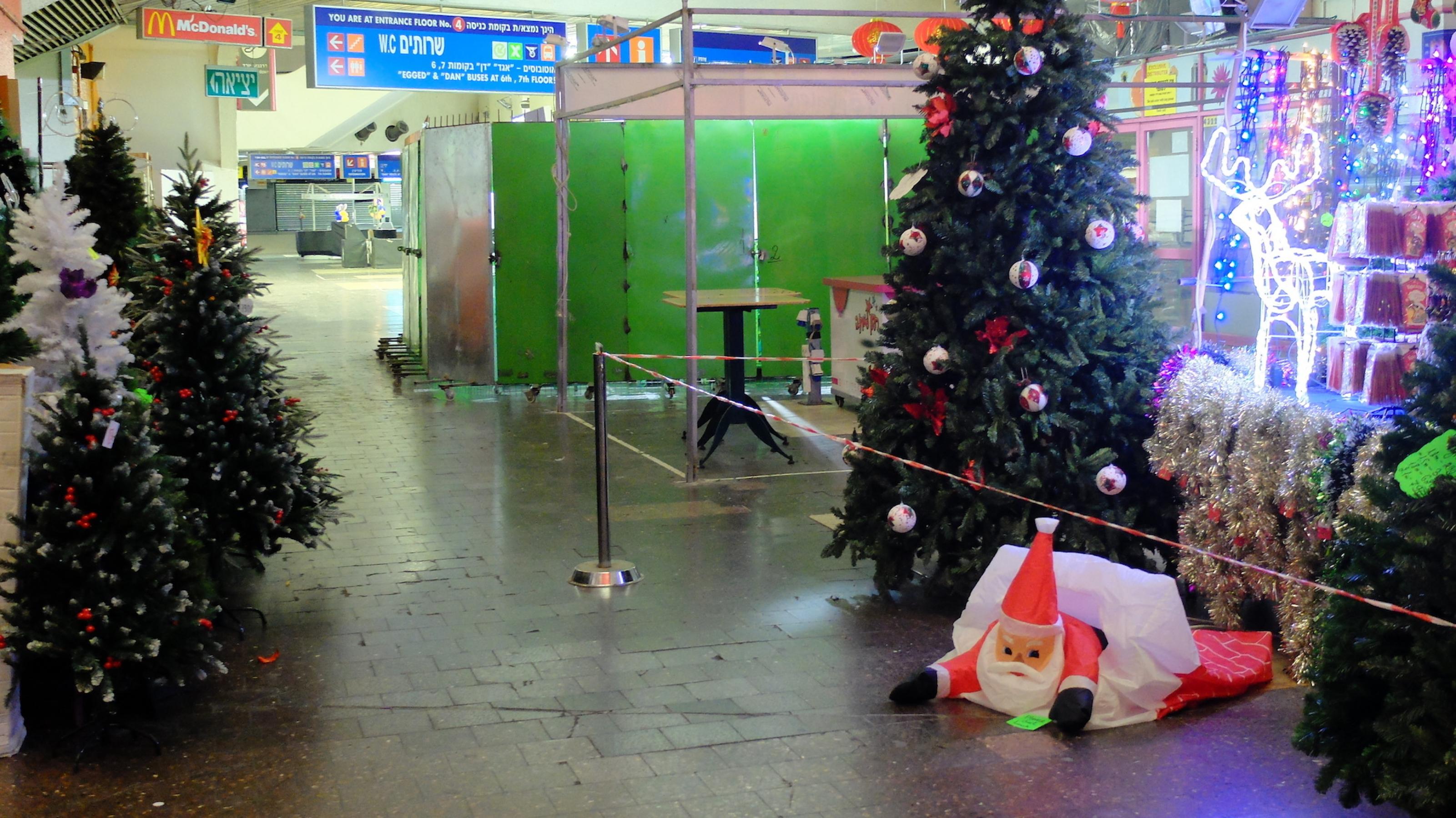 Immerhin synthetische Weihnachtsbäume gibt es in der Zentralen Busstation in Tel Aviv zu kaufen, gleich neben den Spezialitäten der filipinischen Gastarbeiter.