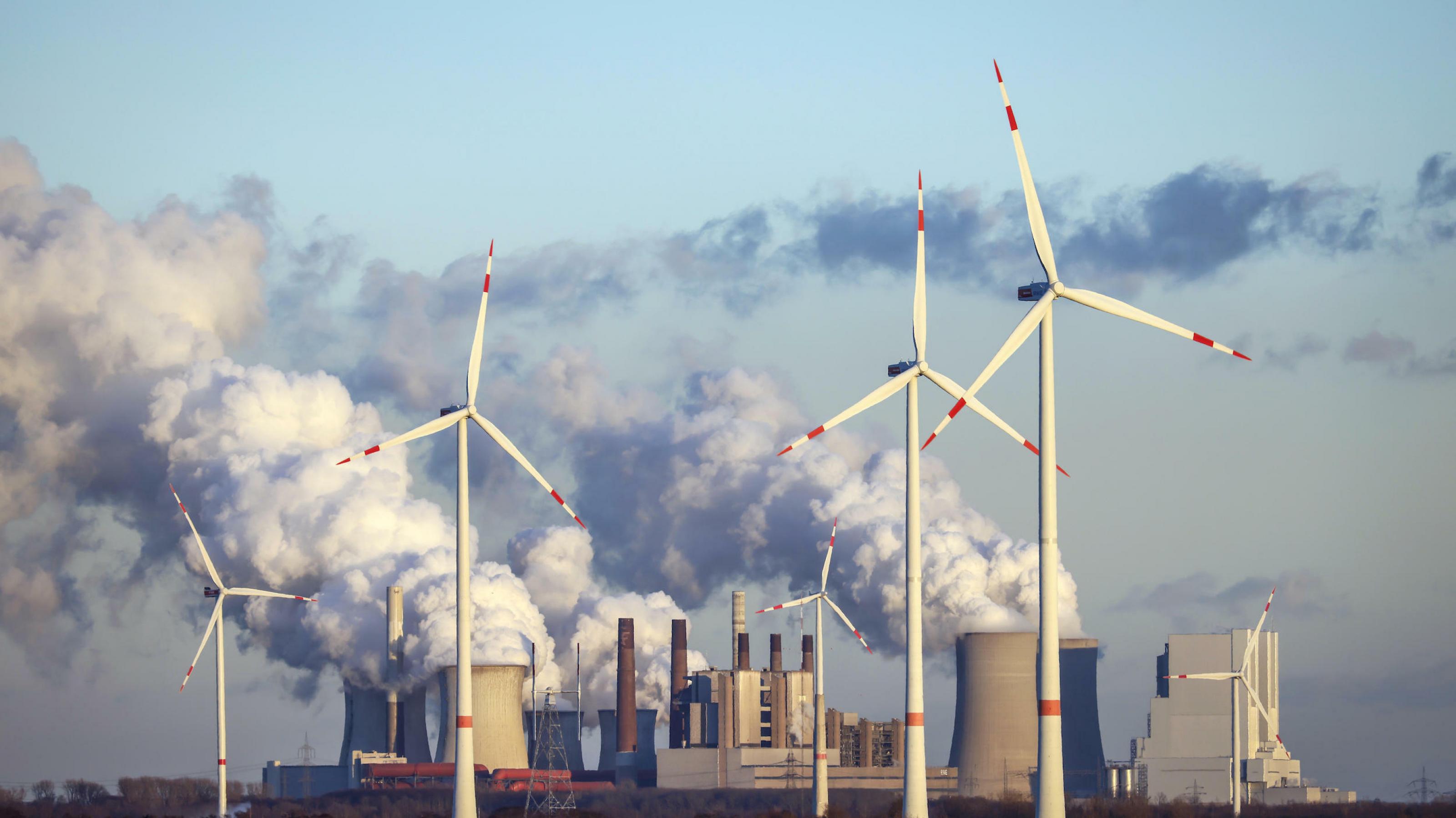Die Kosten für Windkraft sind seit 2010 weltweit um bis zu 85 Prozent gesunken, stellt der Weltklimabericht 2022 des IPCC fest. Hier Windräder im Windpark vor dem RWE-Kohlekraftwerk Neurath am Kohle-Tagebau Garzweiler.