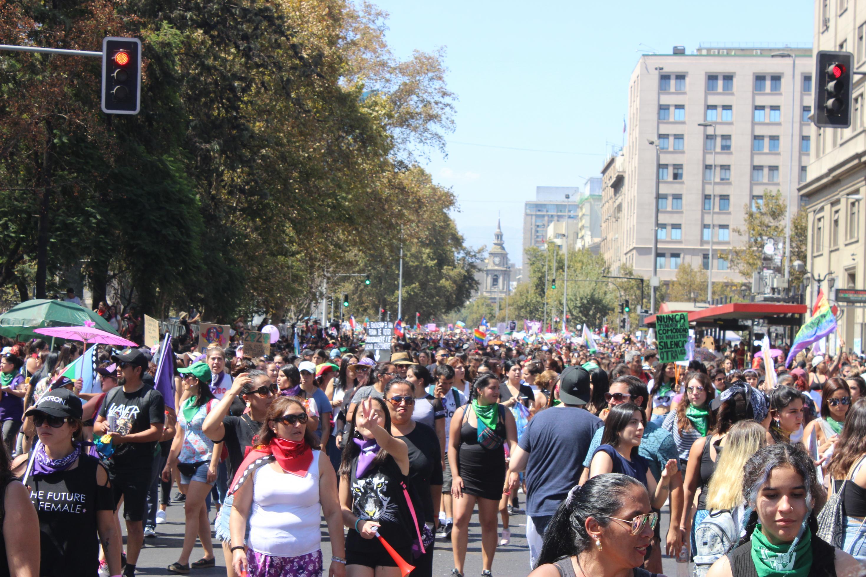 Tausende von Frauen demonstrieren zum Weltfrauentag in Santiago.