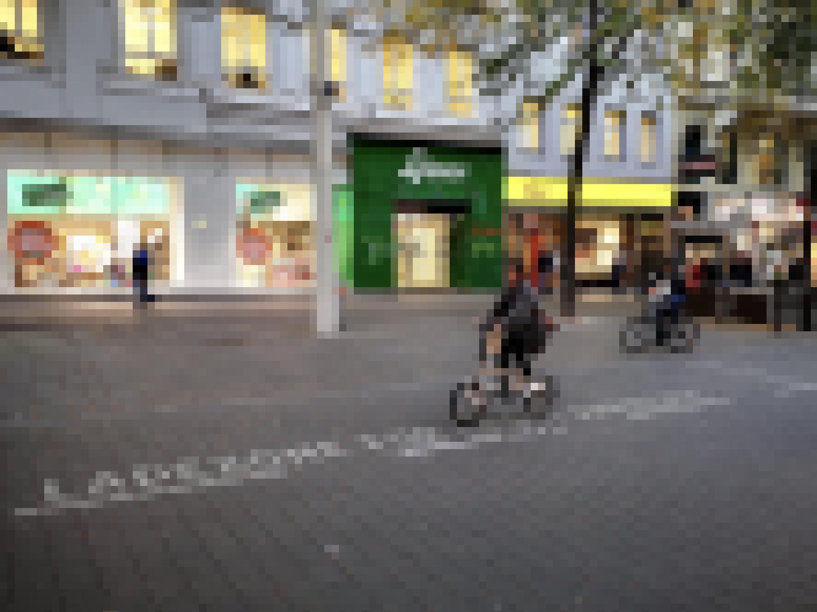 Der Schriftzug „Ladezone“ zeigt, wo Lieferfahrzeuge in der Mariahilferstraße zum Ausladen halten dürfen