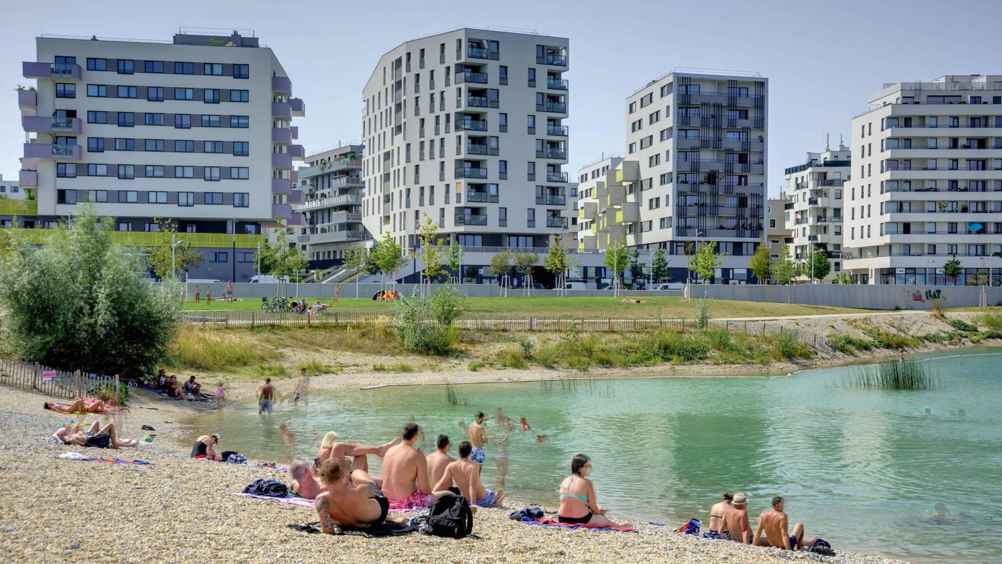 Der fünf Hektar große künstliche See ist das Herzstück des neuen Stadtteils. Hier baden die Menschen im Sommer und laufen im Winter Schlittschuhe.