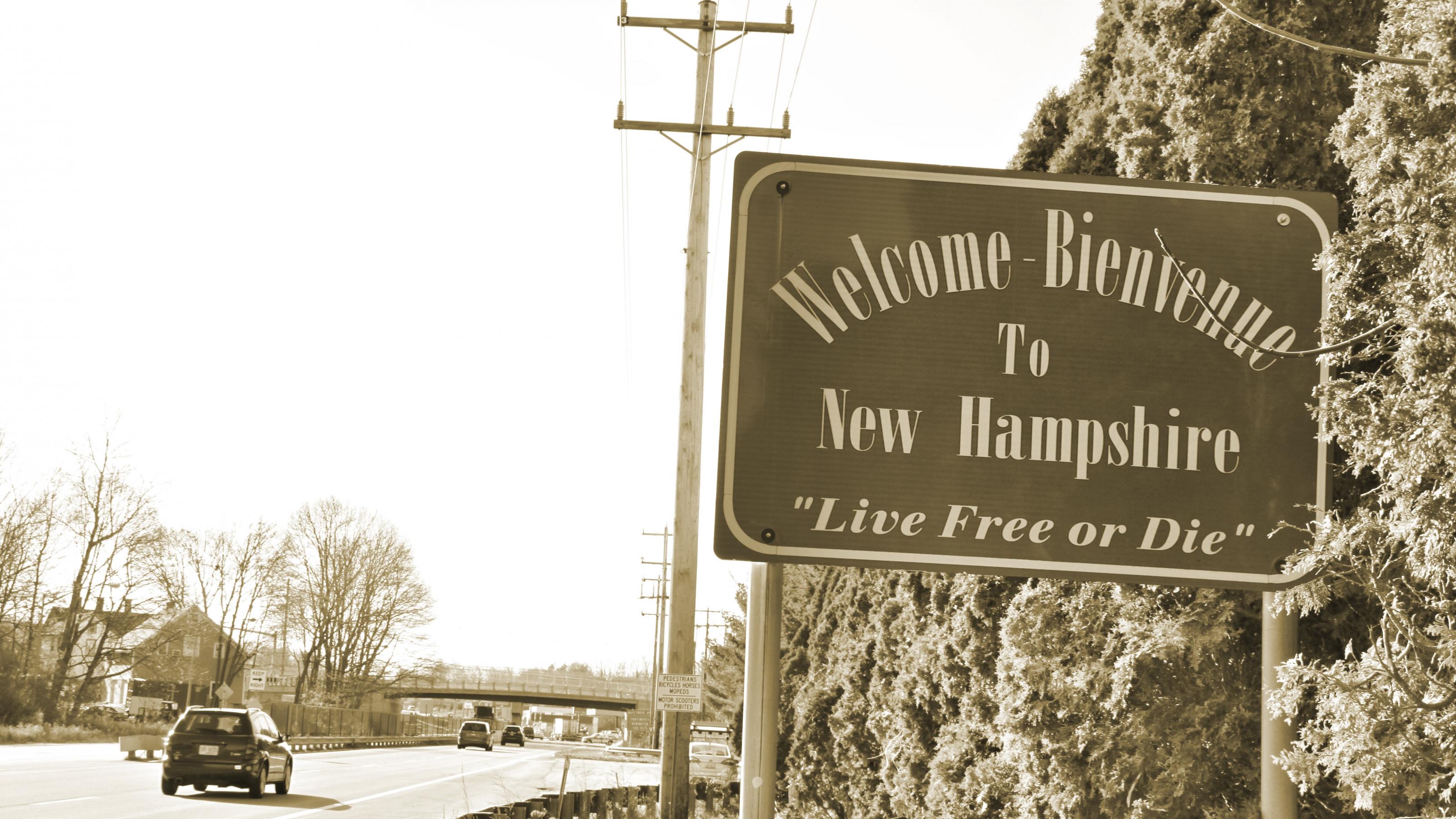 Ein Schild am Straßenrand mit der Aufschrift: „New Hampshire. Live Free or Die“