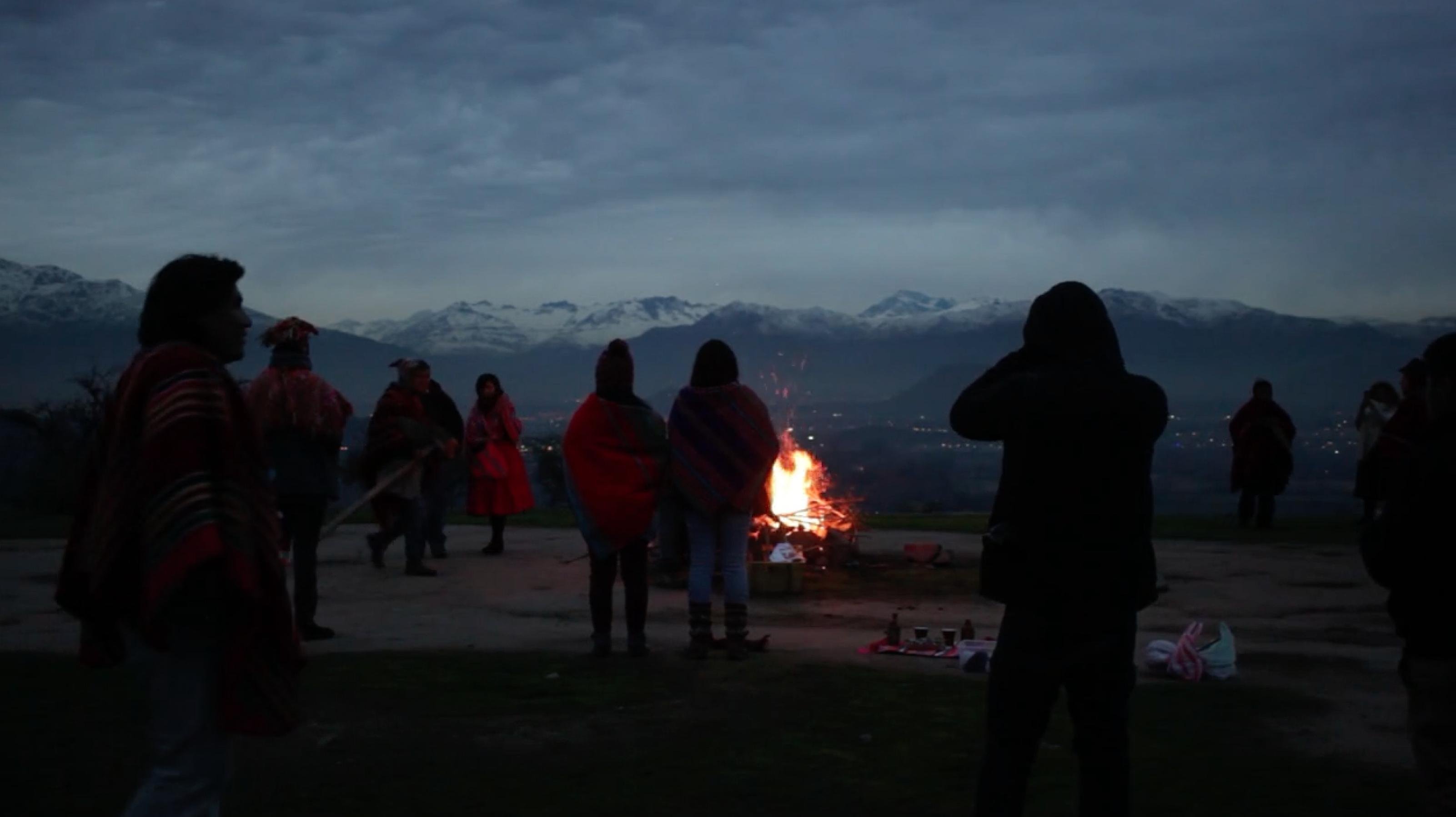 Indigene Gemeinden feiern eine Zeremonie auf dem Cerro Chena in Chiles Hauptstadt Santiagos.