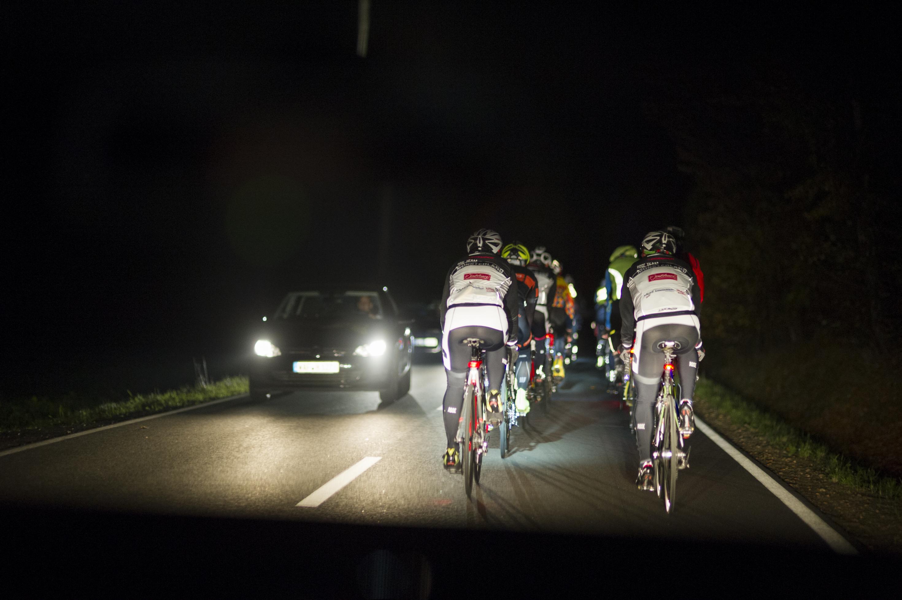 Trainingsgruppe der Dunkelfahrer, von hinten gesehen.