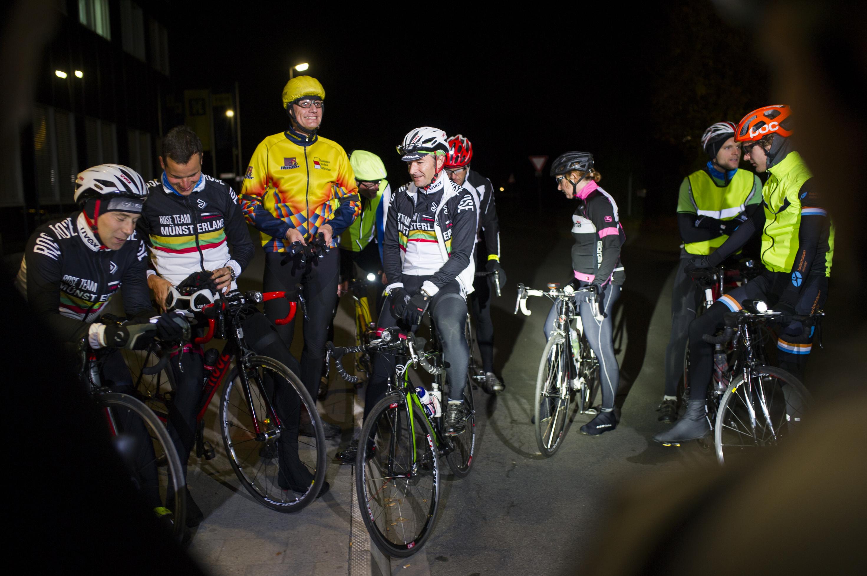 Trainingsgruppe in Münster, die sich im Winter abends trifft und im Dunkeln trainiert.
Organisator ist Matthias Schöpfer-Droop (Münsterland Trikot, weißer Helm, Brille).