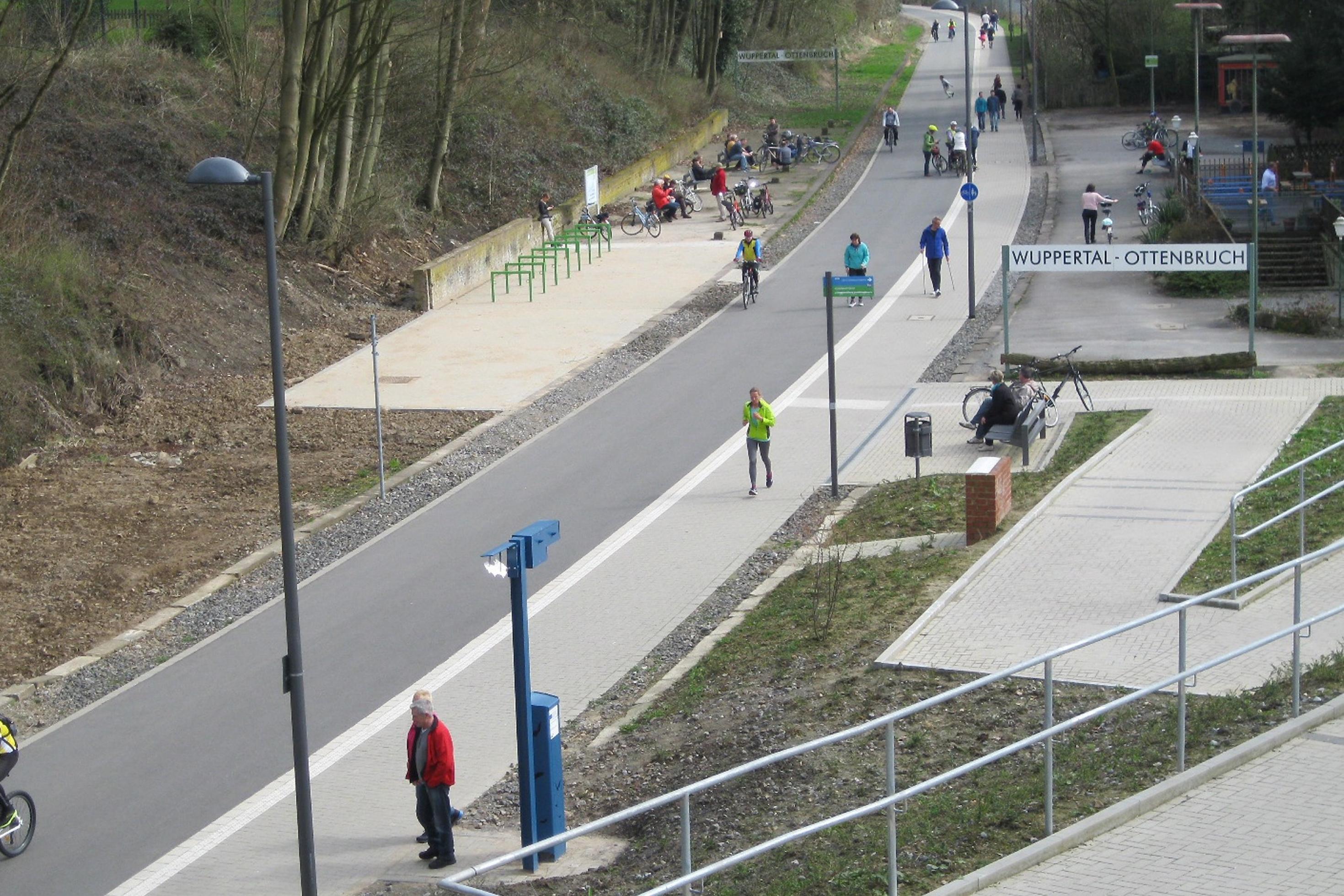 Fuß- und Radweg vor der Station Wuppertal-Ottenbruch. Wenige Menschen sind unterwegs.