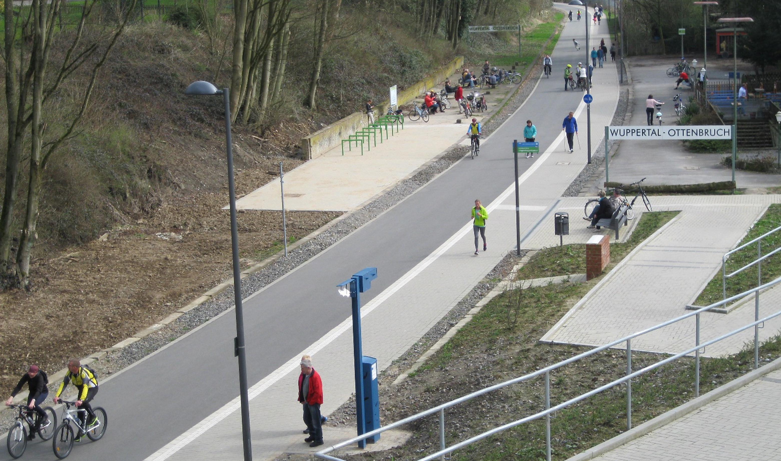 Fuß- und Radweg vor der Station Wuppertal-Ottenbruch. Wenige Menschen sind unterwegs.