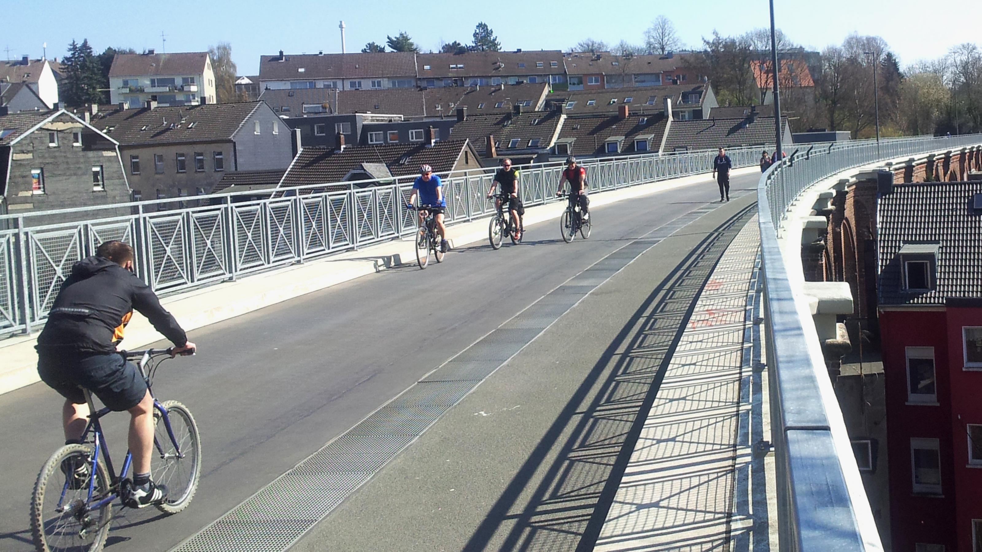 Radfahrer fahren über den neuen Radweg des Viadukts