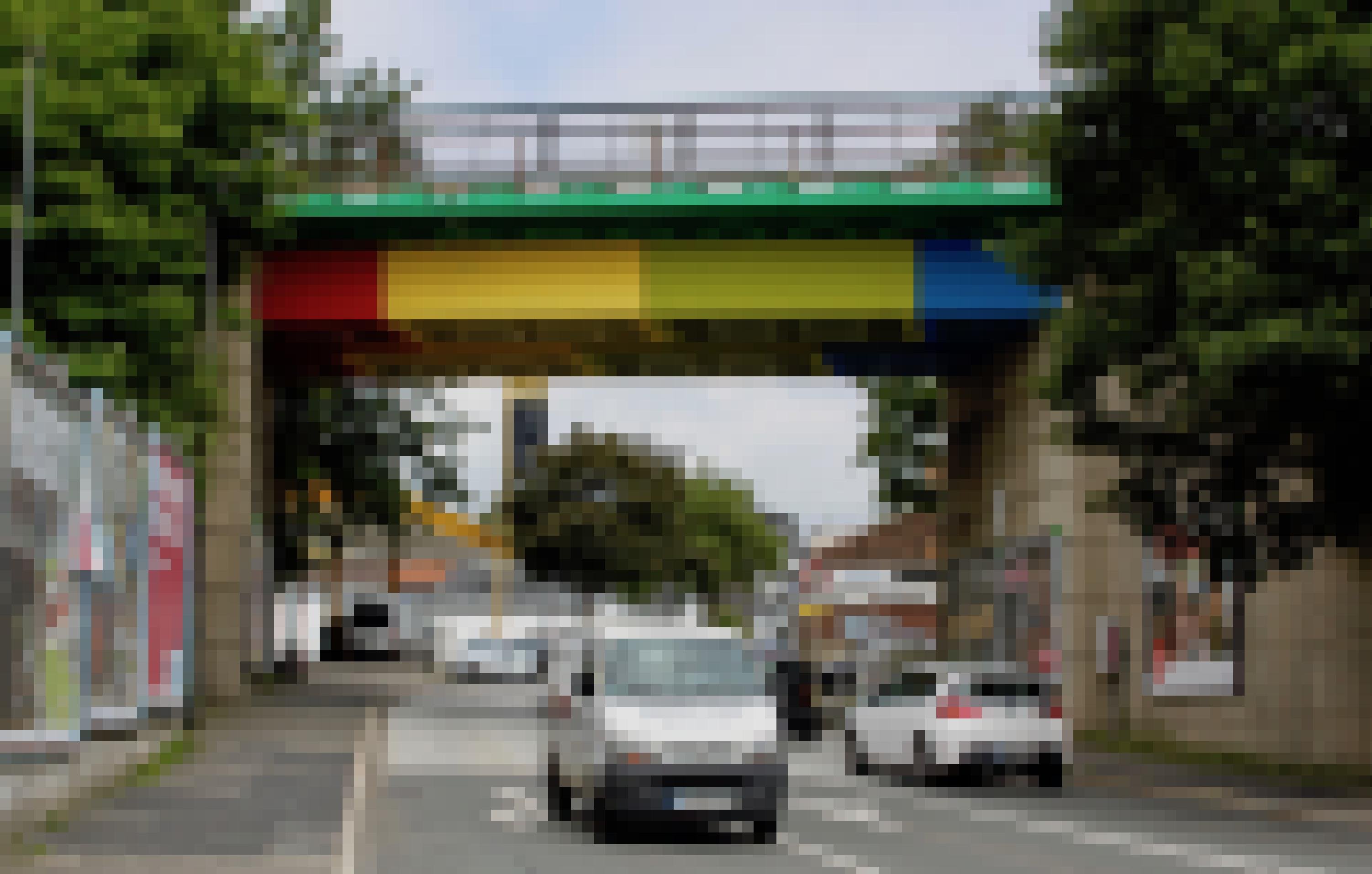 Unter der Brücke fahren Autos.