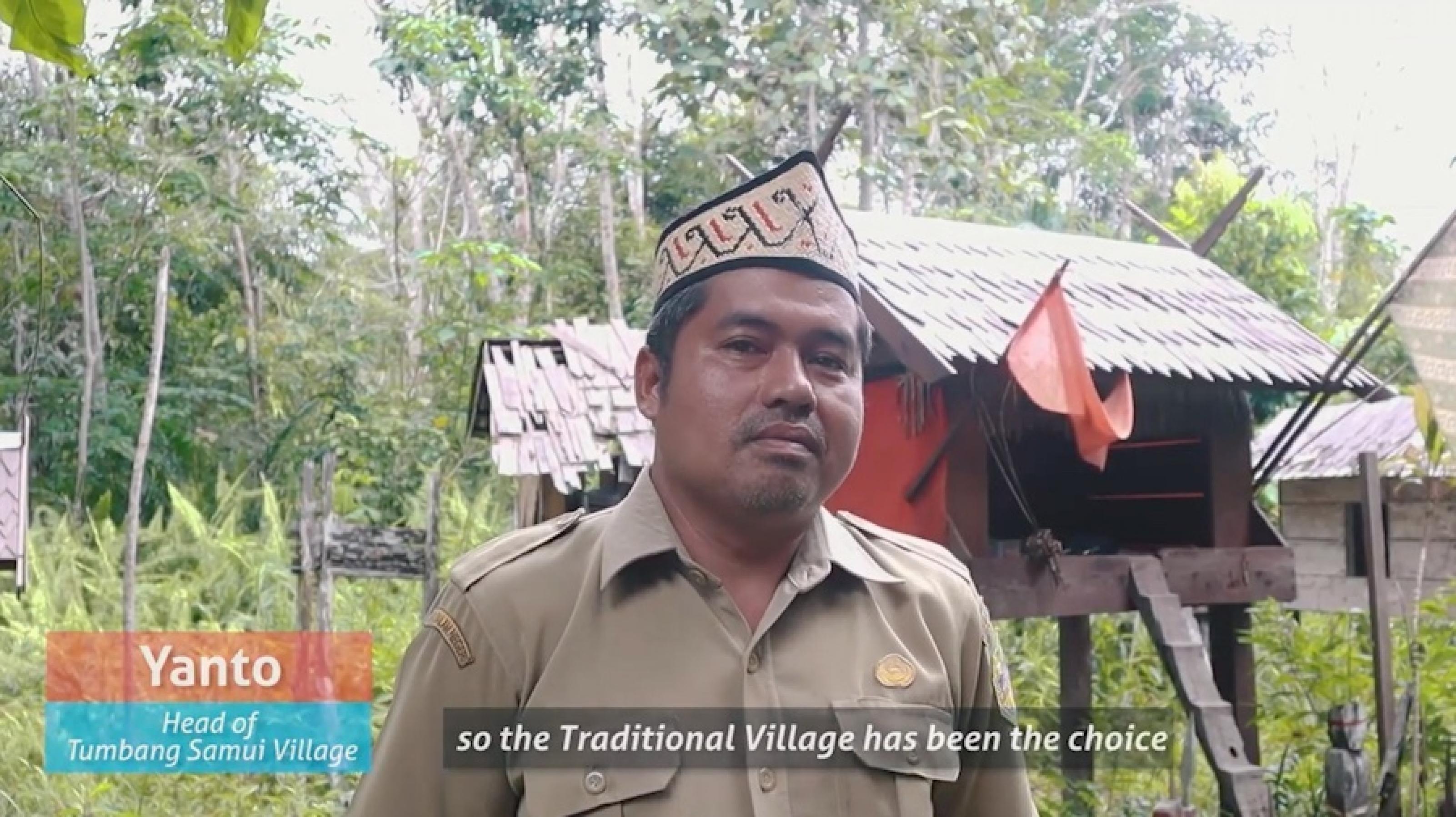 Ein Stillfoto aus dem Dokumentarfilm „Land of Our Life“ zeigt den Dorfchef von Tumbang Samui, Yanto Soepa.