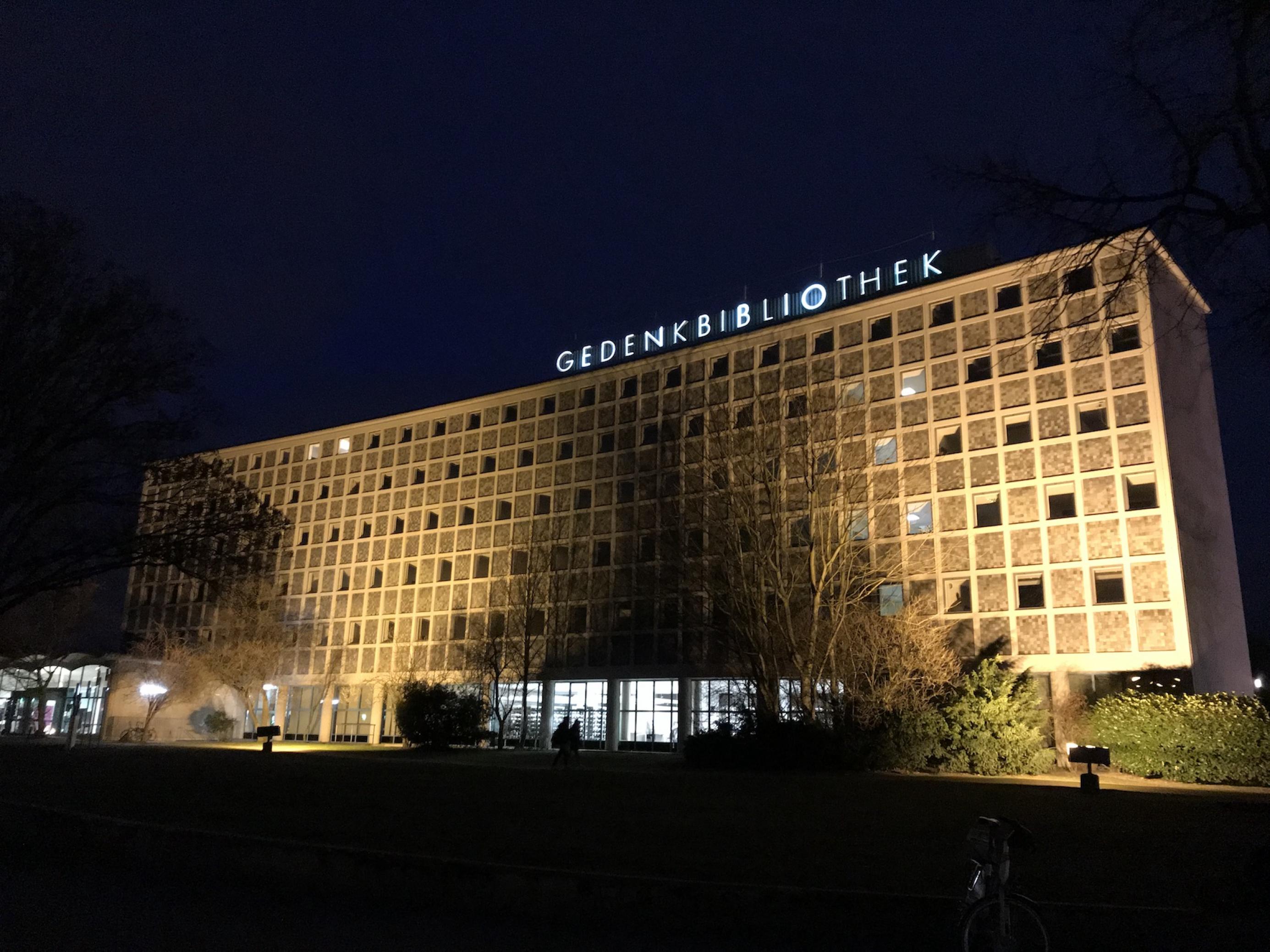 Hell angeleuchtet und proppenvoll – seit die Amerika-Gedenkbibliothek am Halleschen Tor in Kreuzberg sonntags für Kulturveranstaltungen offen ist, erfreut sich dieser Tag bei den Berlinern größter Beliebtheit. Jeder Schreibtisch, jeder Tisch waren am Sonntag besetzt – und im Foyer spielten Jugendliche Tischtennis.