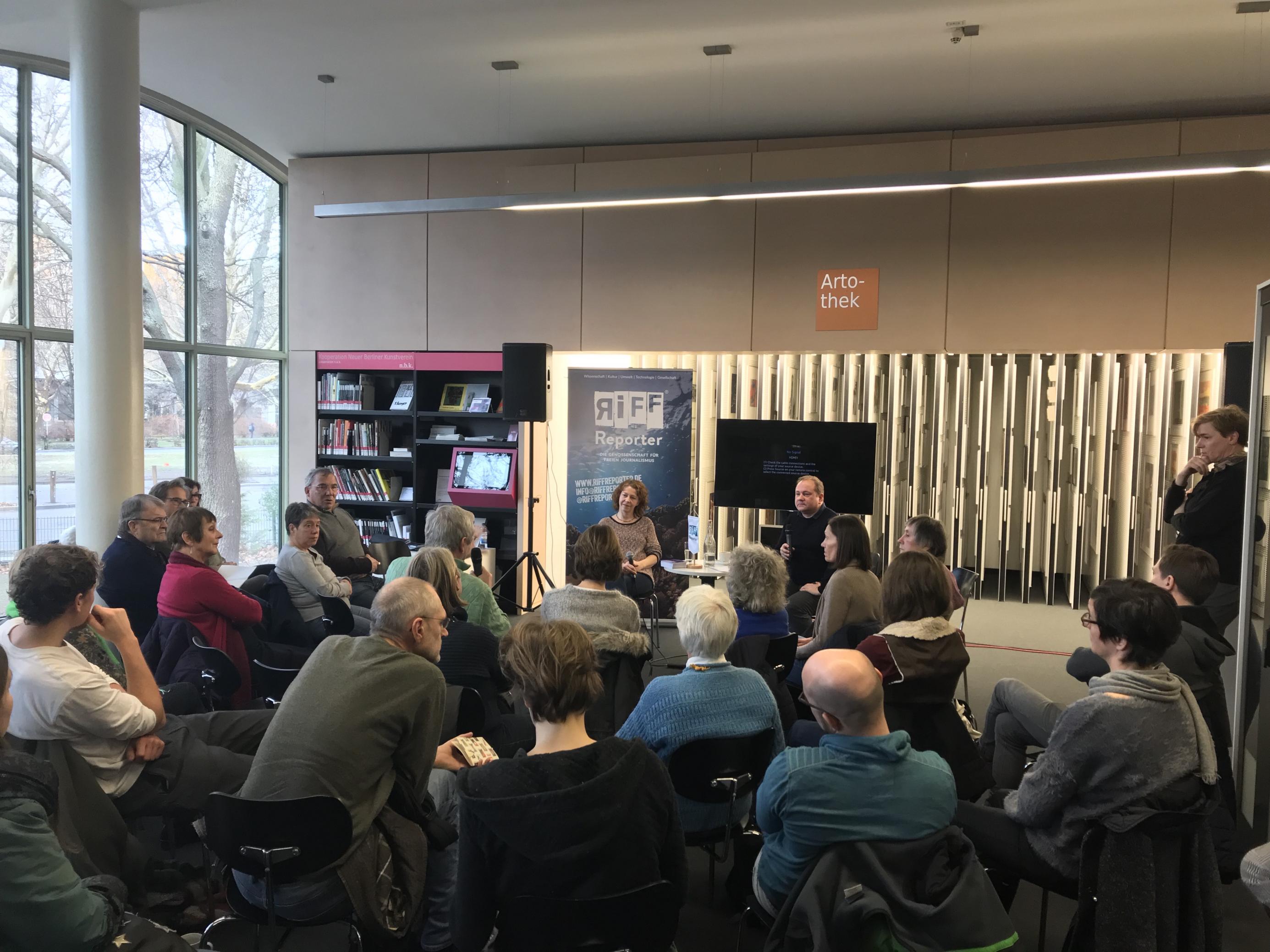 Flugbegleiter live: Im Salon der Amerika-Gedenkbibliothek diskutierten  Christiane Habermalz und Christian Schwägerl beim „Presseclub für alle“ mit dem Publikum.