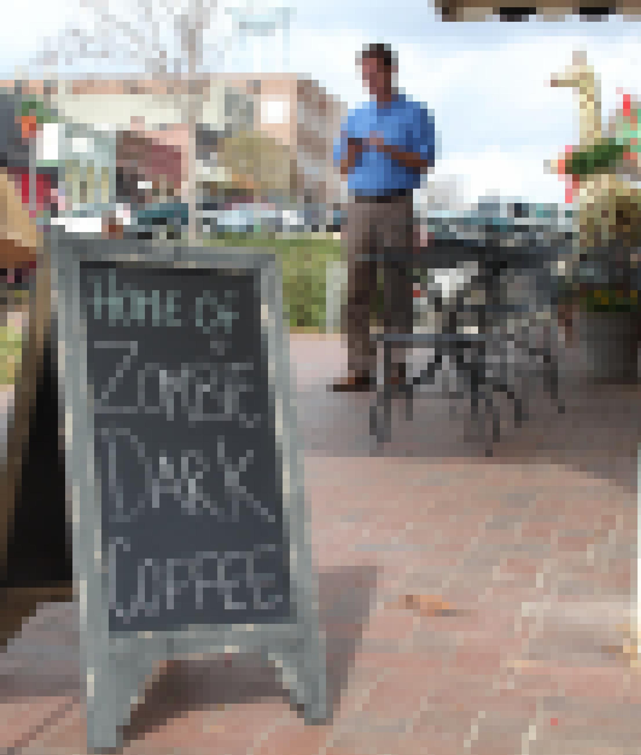 Eine Angebotstafel vor einem Café mit der Aufschrift „Home of Zombie Dark Coffee“