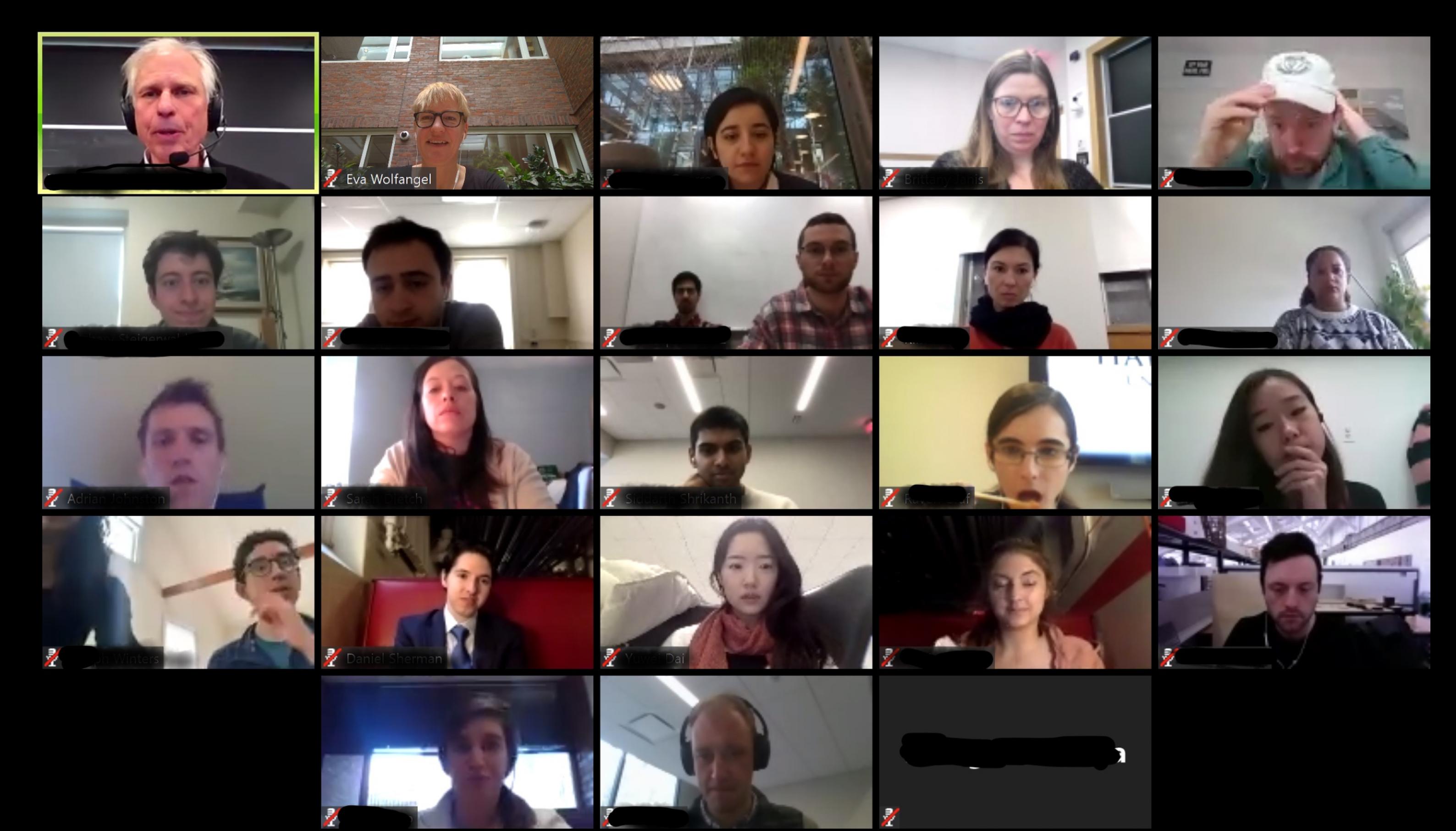 Bildschirmaufnahme einer Video-Konferenz: 23 TeilnehmerInnen, alle separiert in ihrem eigenen kleinen Rechteck.
