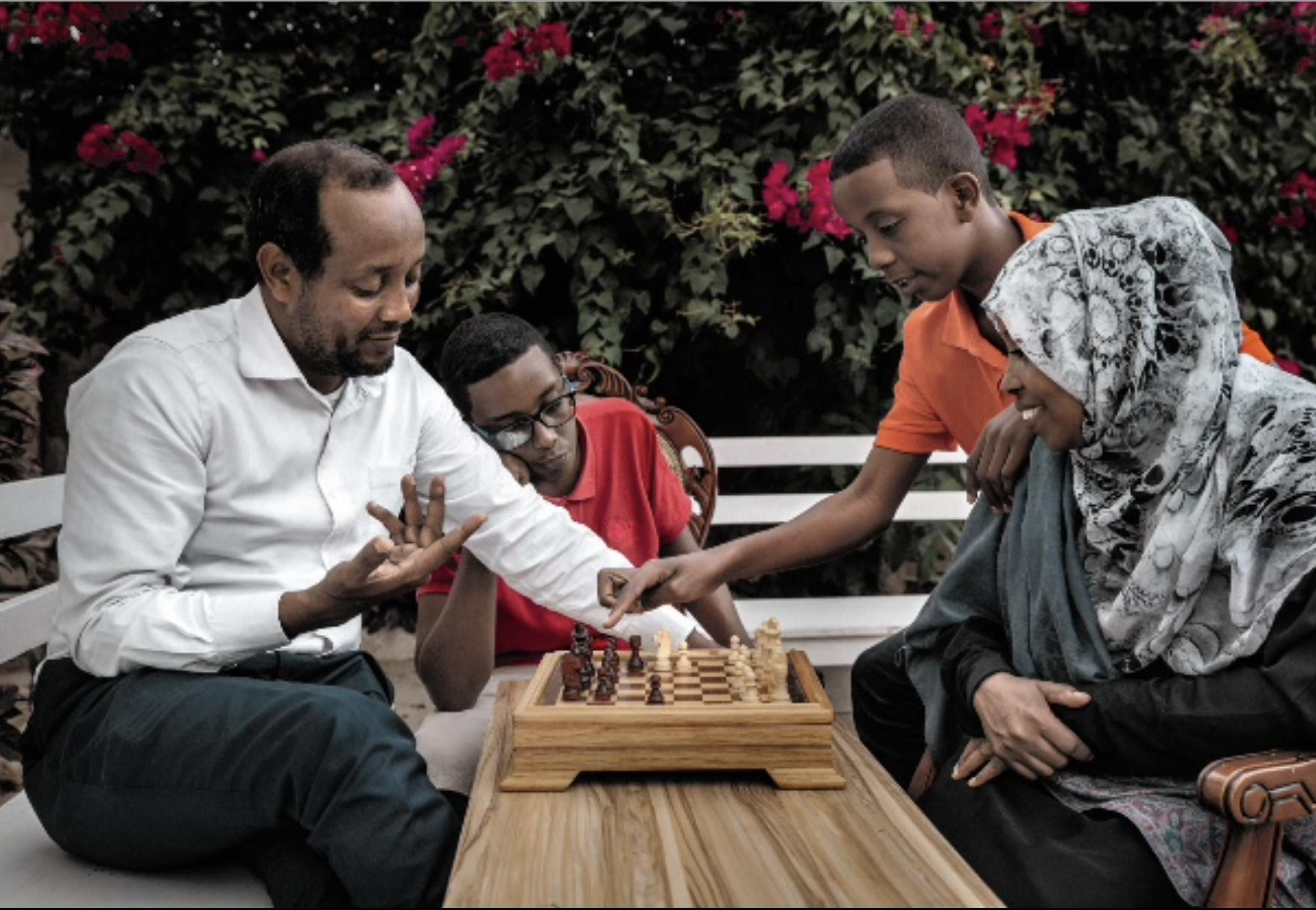 Abdullahi Sheikh Muse Hassan mit seiner Familie beim Schachspielen.