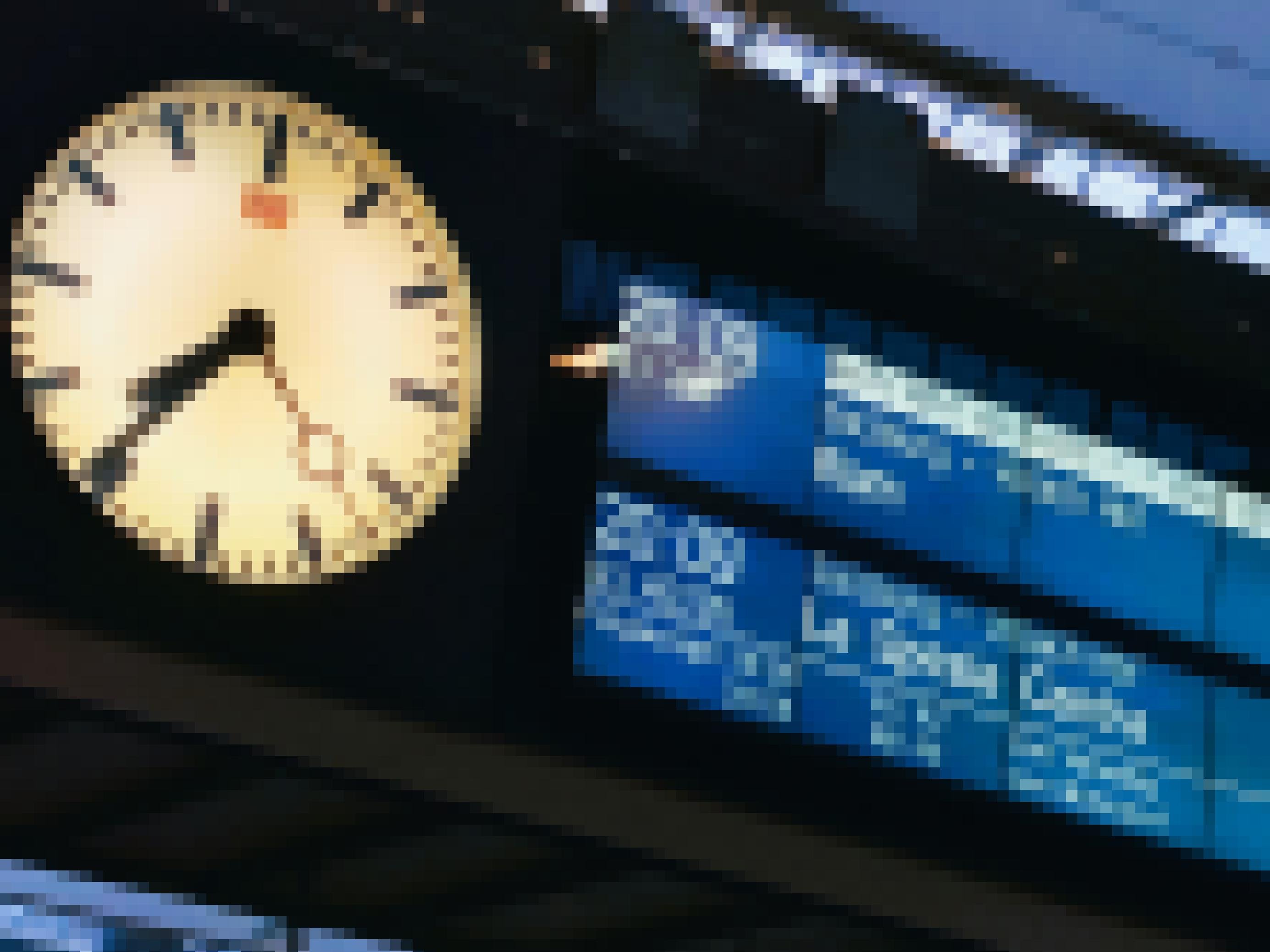 Neben der 19 Uhr 36 anzeigenden Bahnhofsuhr verkündet die Leuchtanzeige, dass Nightjet 295 um 20 Uhr 9 über Salzburg und Villach nach Rom abfährt.