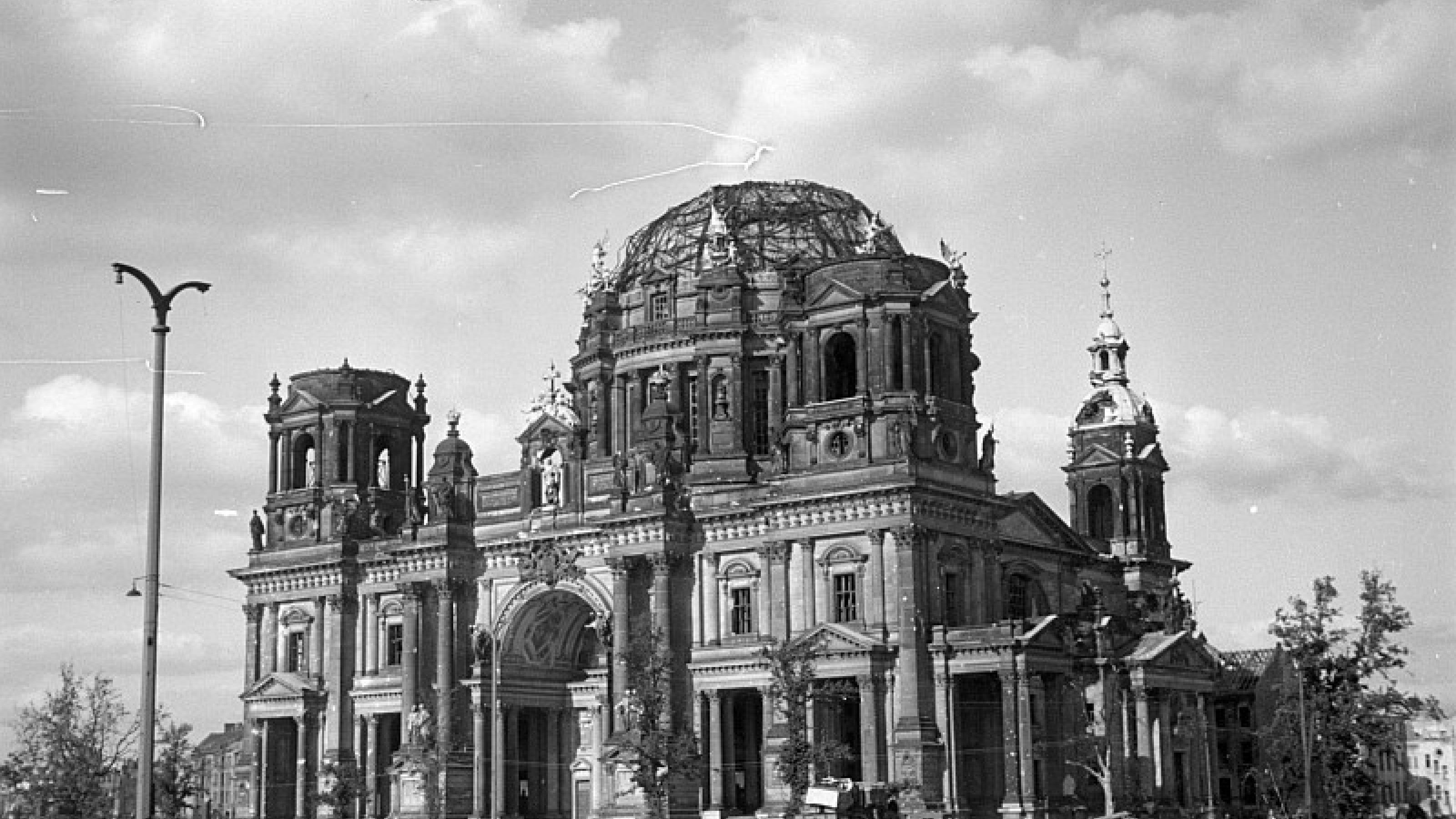 Schwarz-Weiß-Foto des schwer beschädigten Berliner Doms aus dem Jahr 1945.