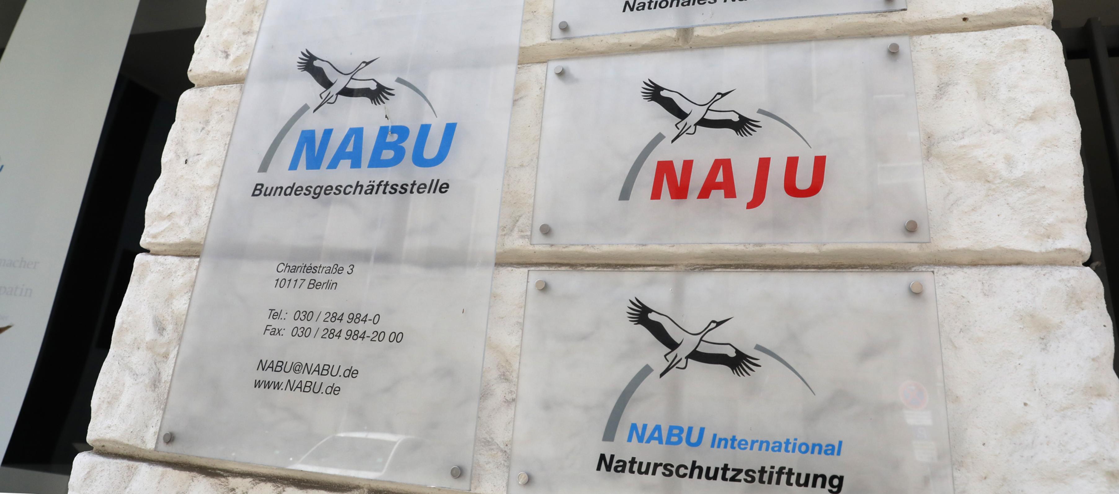 Schilder an der Nabu-Zentrale in Berlin.
