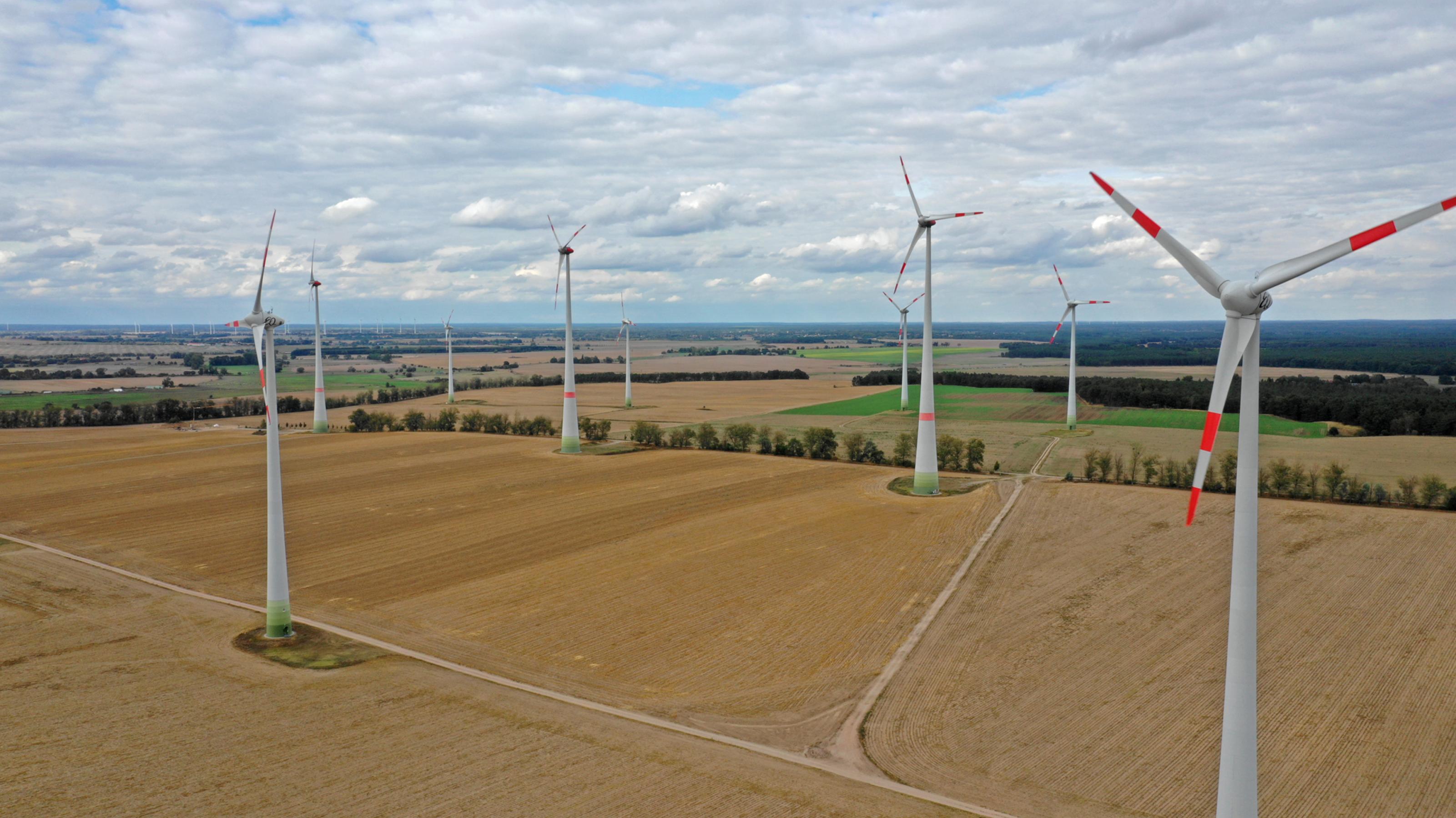 Ein Drohnenfoto eines Windparks