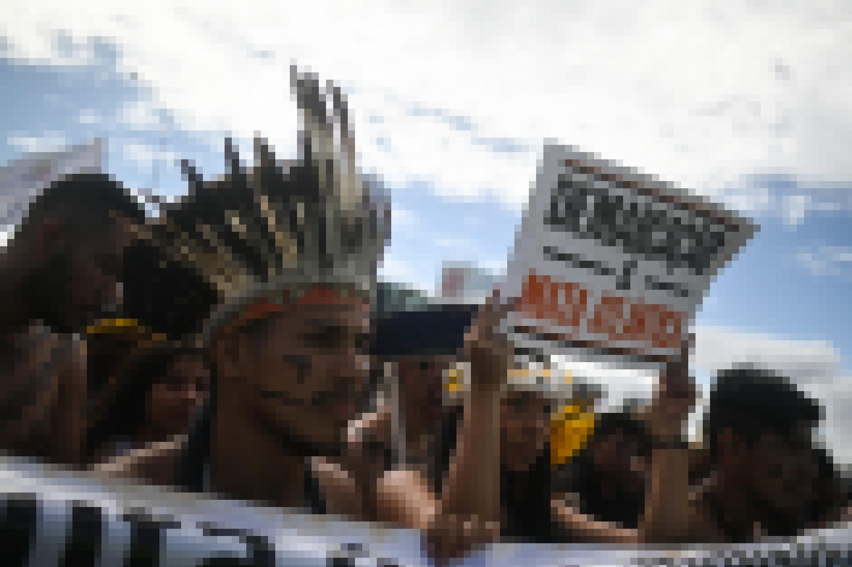 Indigener mit Federschmuck und Gesichtsbemalung beim Protestcamp in der Hauptstadt Brasilia