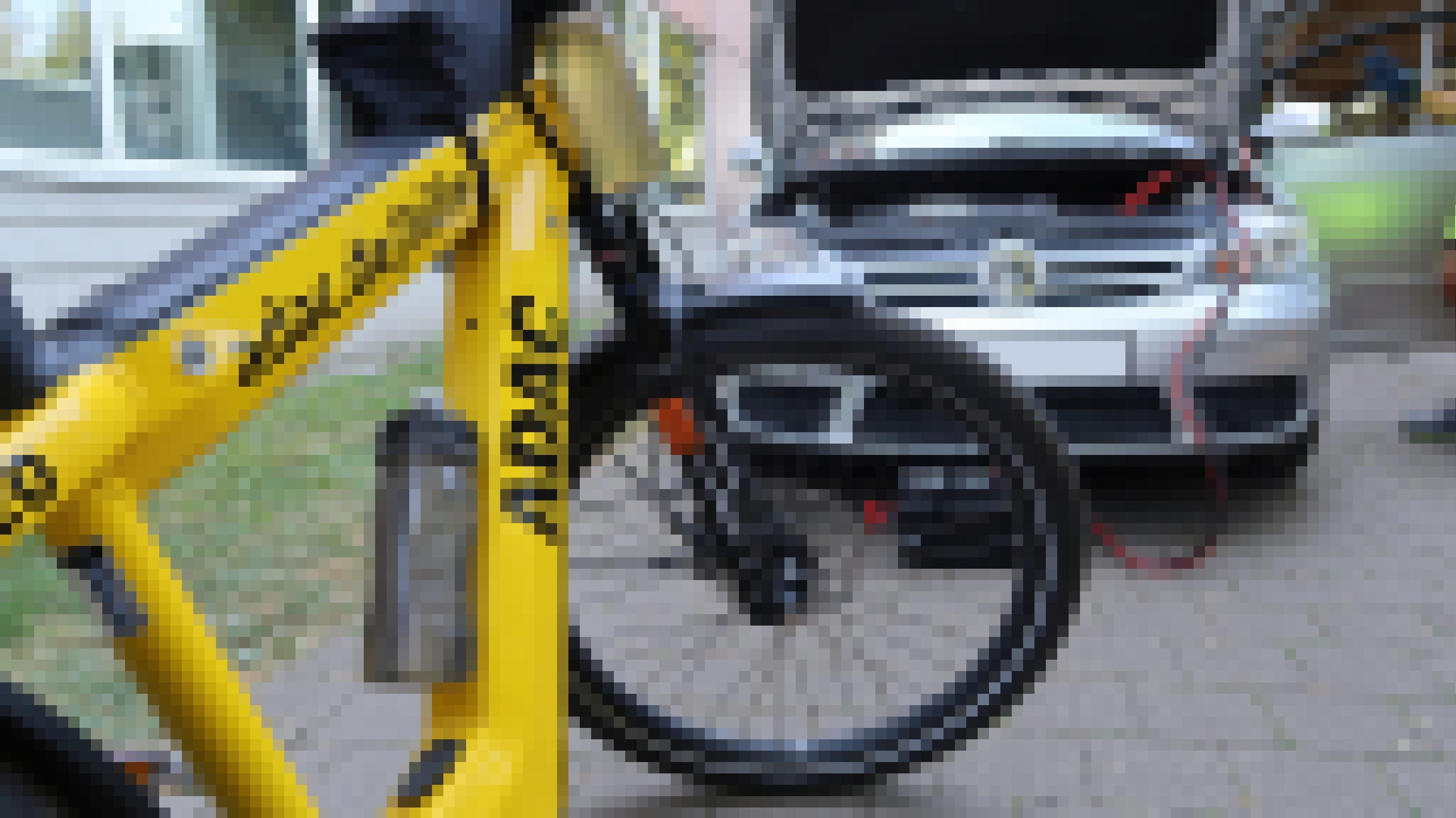 ADAC-Fahrrad ist vor Pannenauto abgestellt