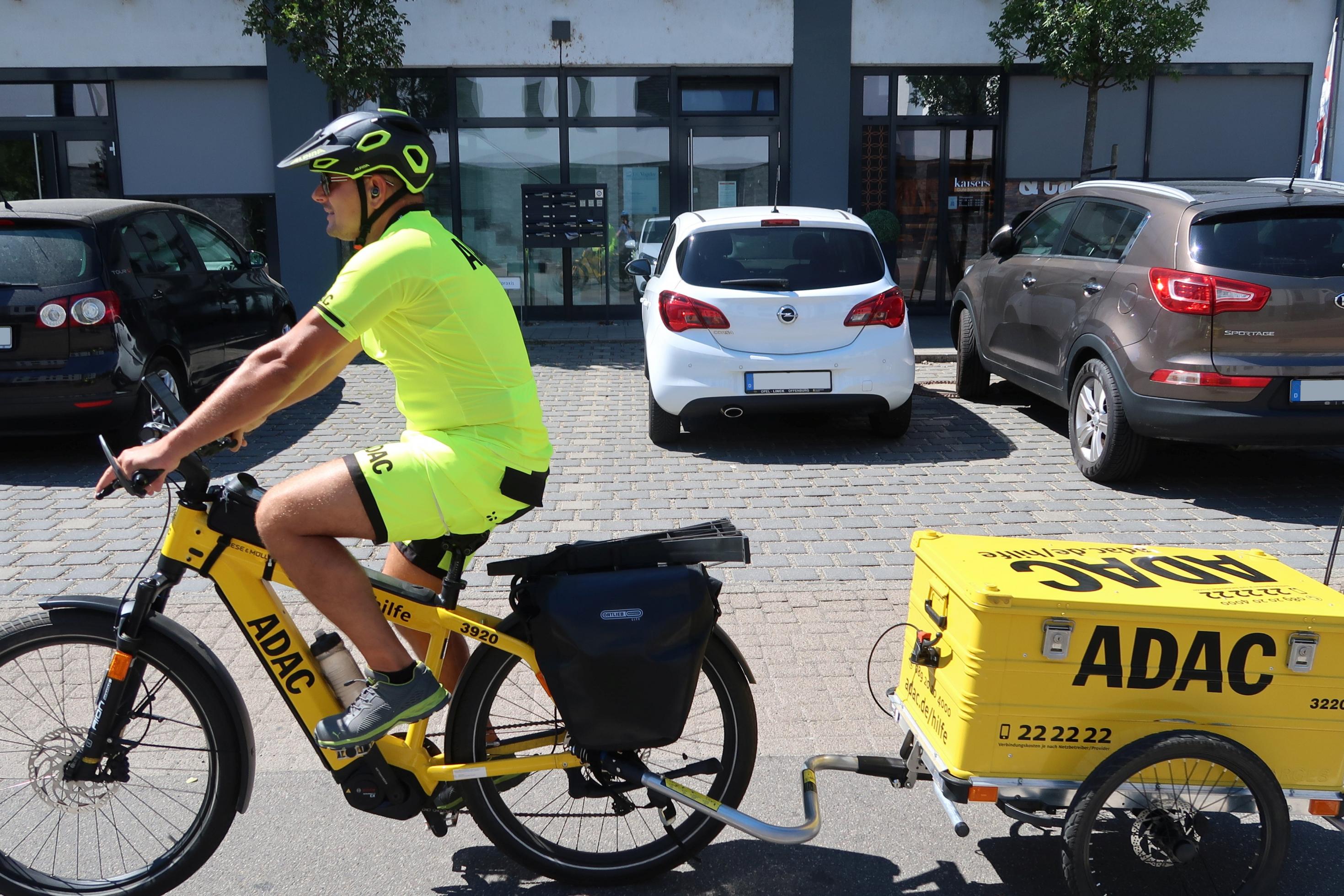 Alexander Weber radelt mit seinem E-Bike plus Anhänger durch Freiburg