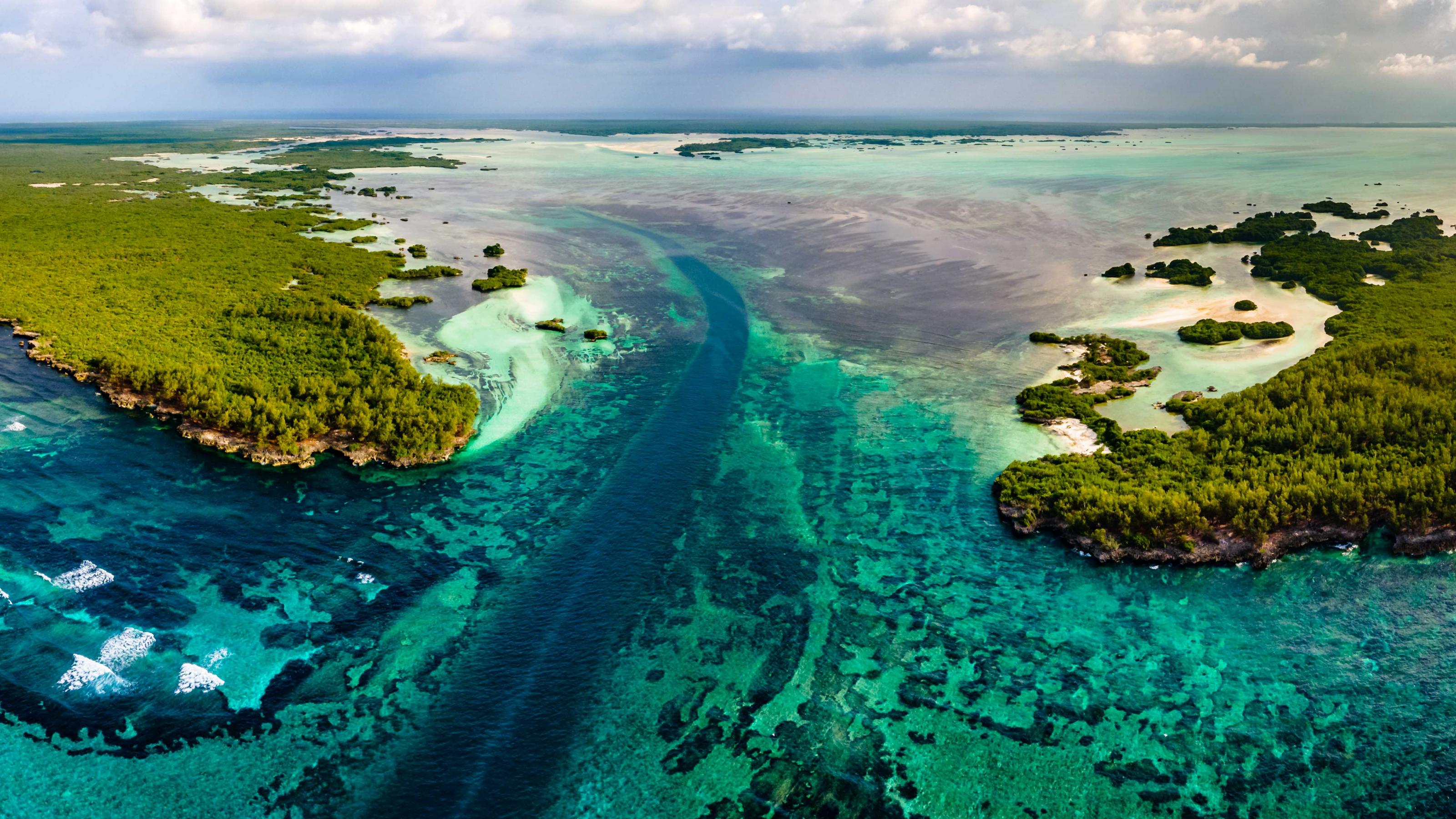 Ein Luftbild zeigt das  Aldabra-Atoll: Inseln im blauen Ozean.