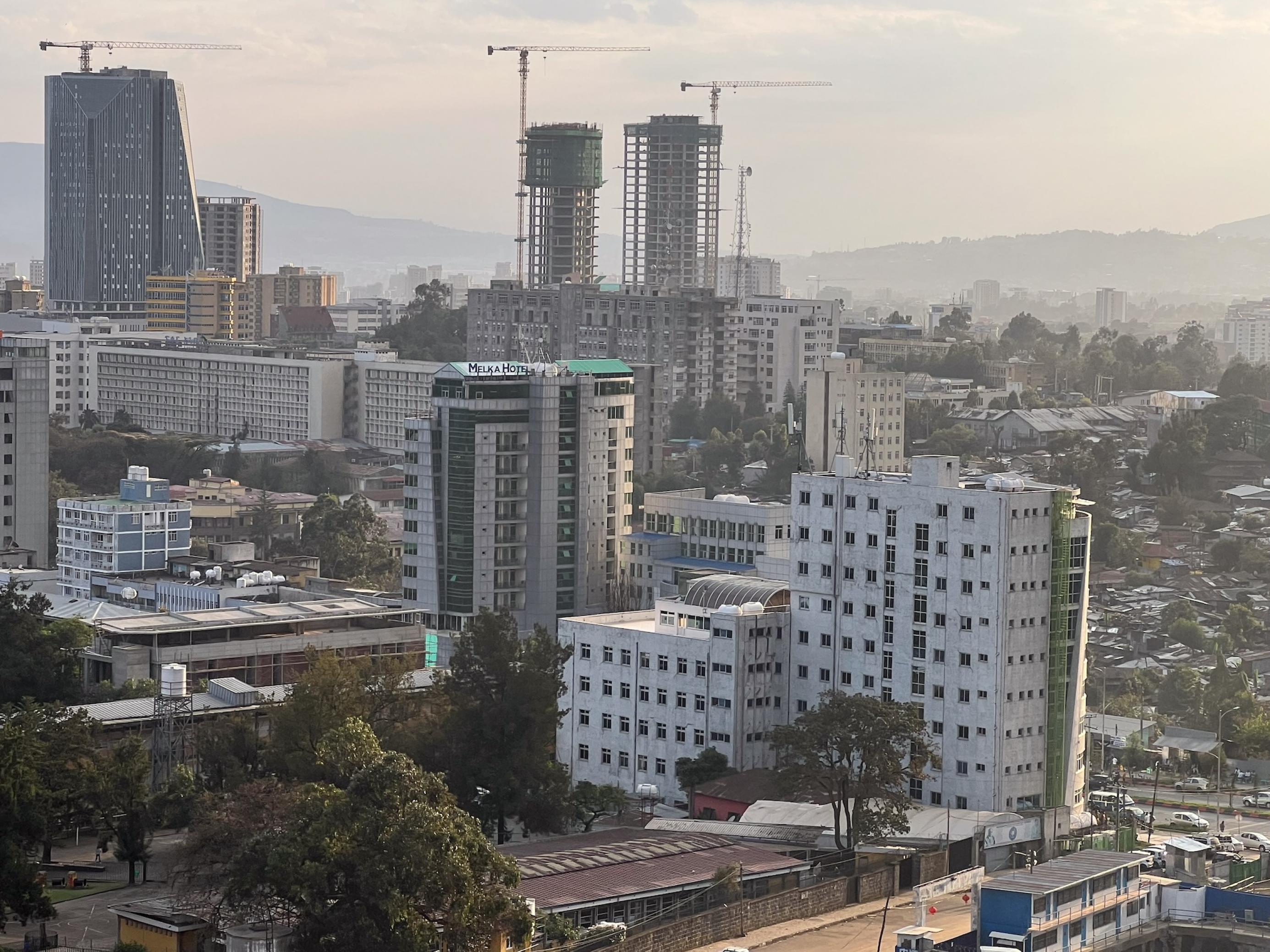 Ein Blick auf die Stadt von einer erhöhten Position aus, mehrere Hochhäuser sind im Bau.
