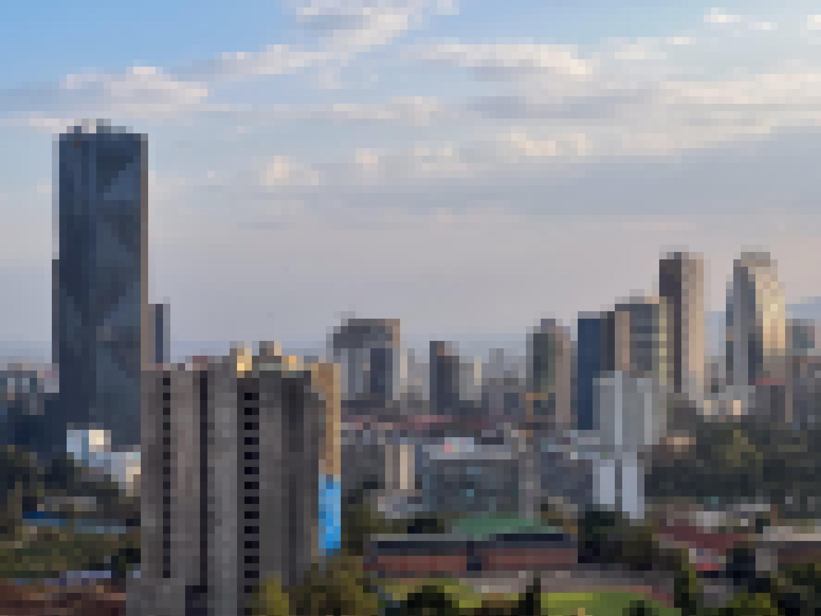 Eine Skyline aus mehreren Hochhäusern.