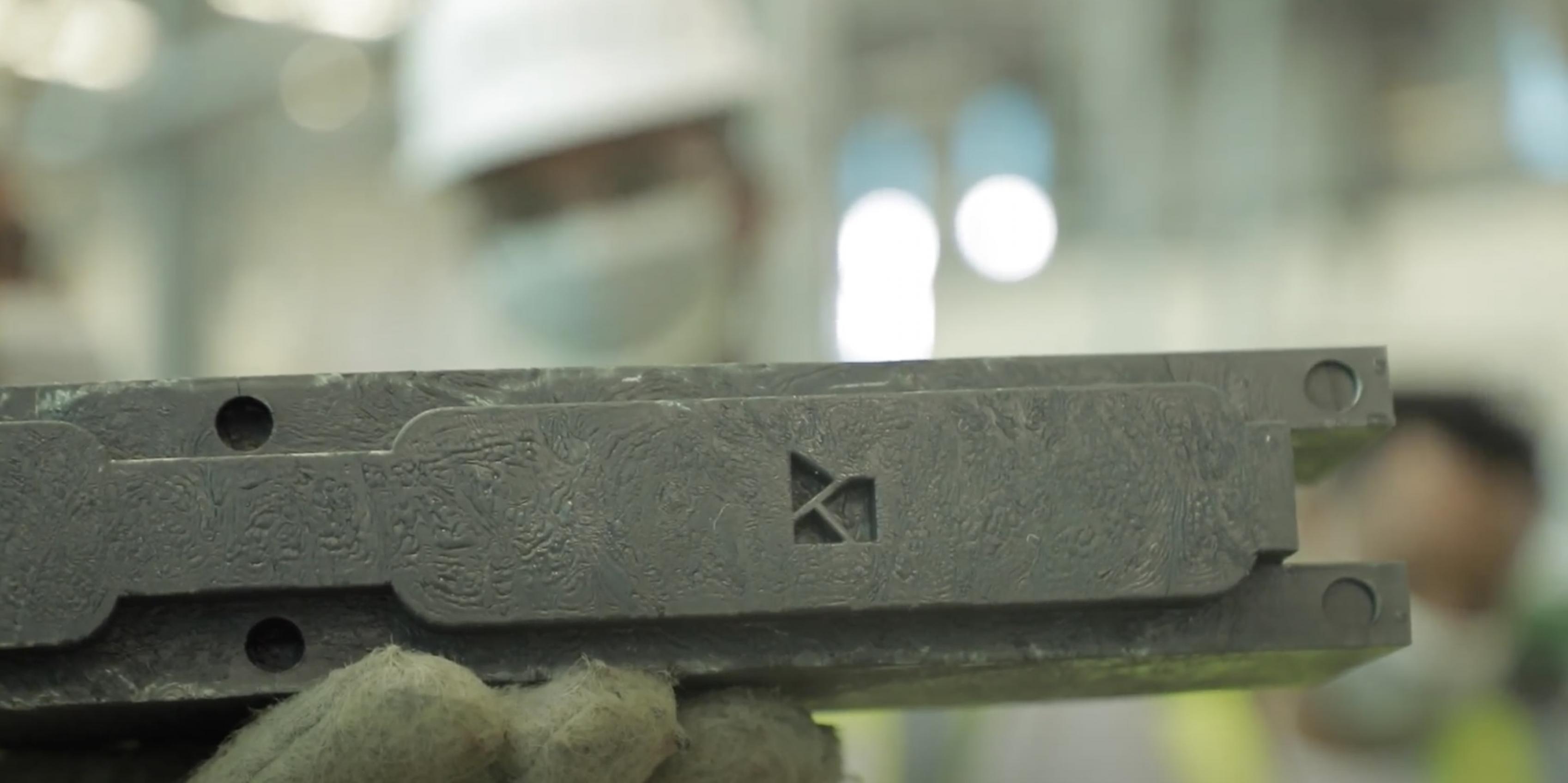 Ein gräulicher Ziegel, der eine eigene Struktur hat, damit die Ziegel auch ohne Mörtel oder anderen Stoff zusammenhalten. itte erhaben ist, so dass die Ziegel inein