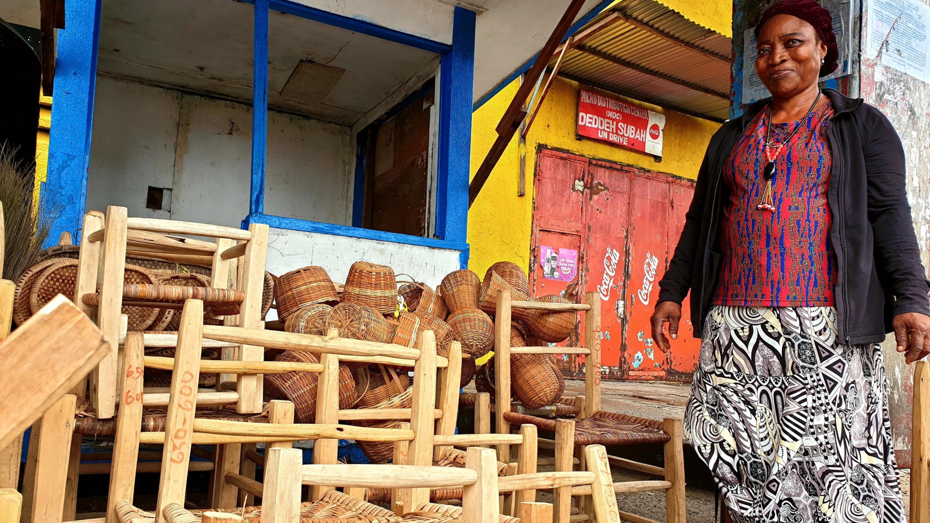 Eine Schreinerin verkauft ihre geflochtenen Stühle auf den Straßen von Monrovia, Liberia, in Westafrika.