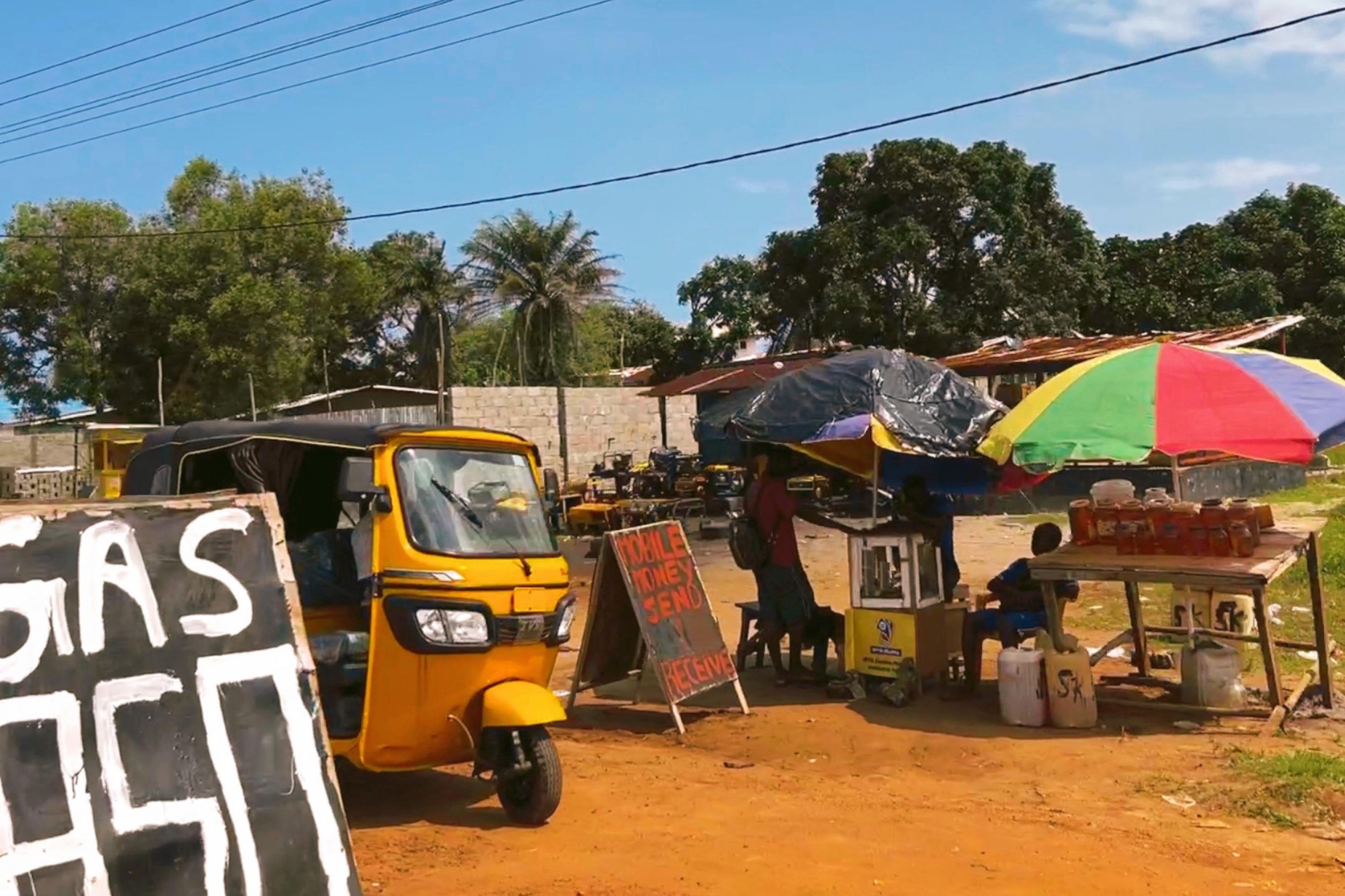Ein mobiler Geldtransferdienst am Straßenrand in Liberia, Westafrika, für Menschen ohne Zugang zu Banken