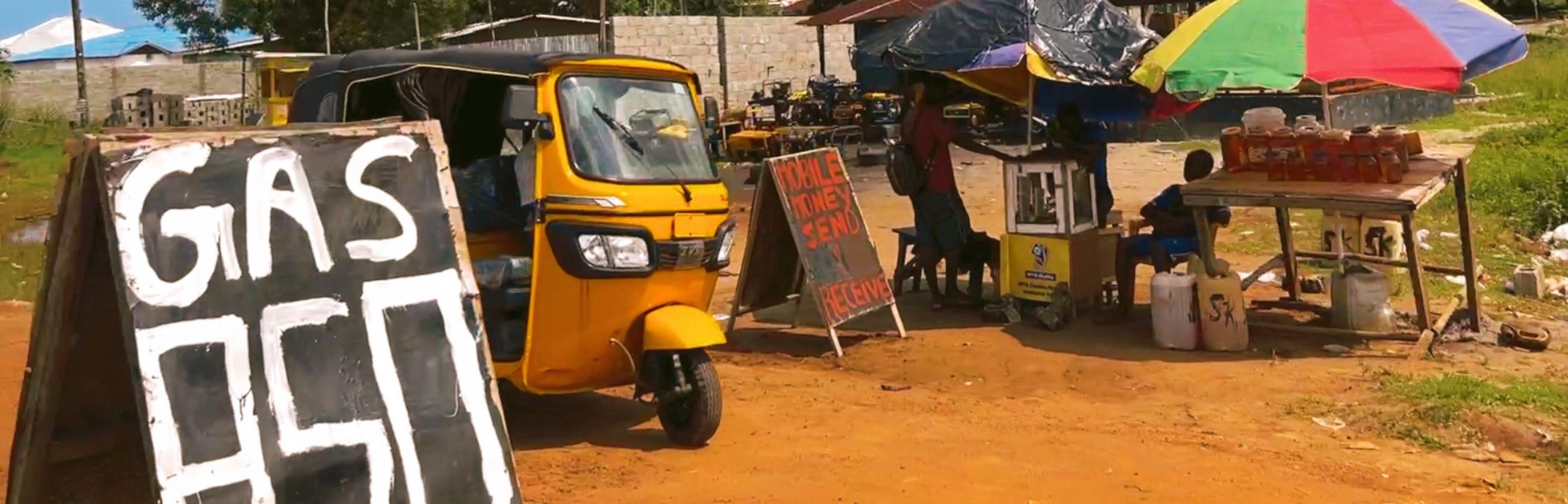 Ein mobiler Geldtransferdienst am Straßenrand in Liberia, Westafrika, für Menschen ohne Zugang zu Banken
