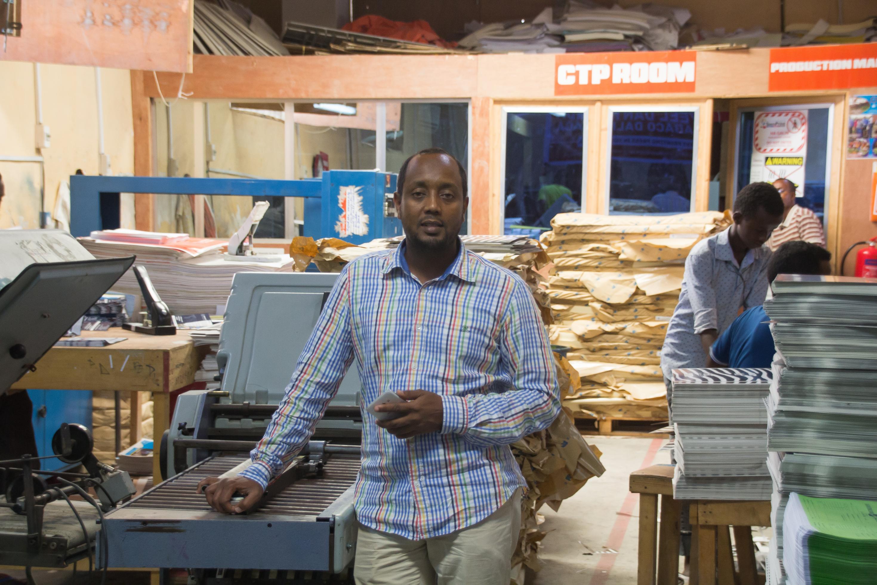 Der somalische Unternehmer Abdullahi Sheikh Musa Hassan steht in seiner Druckerei in Mogadischu.