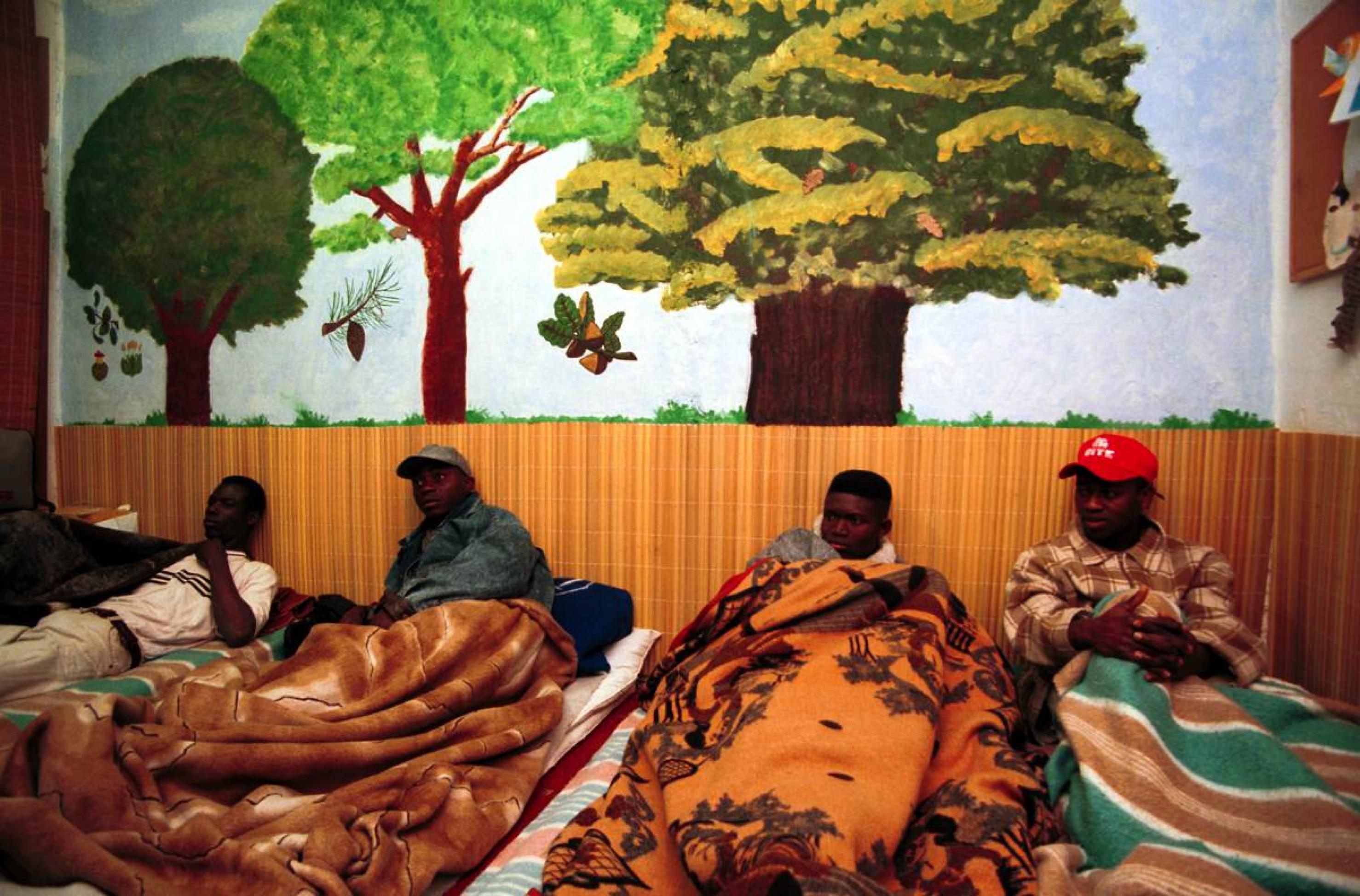 Afrikanische Migranten schlafen in einer als Unterkunft hergerichteten Wohnung in Barcelona am Boden.