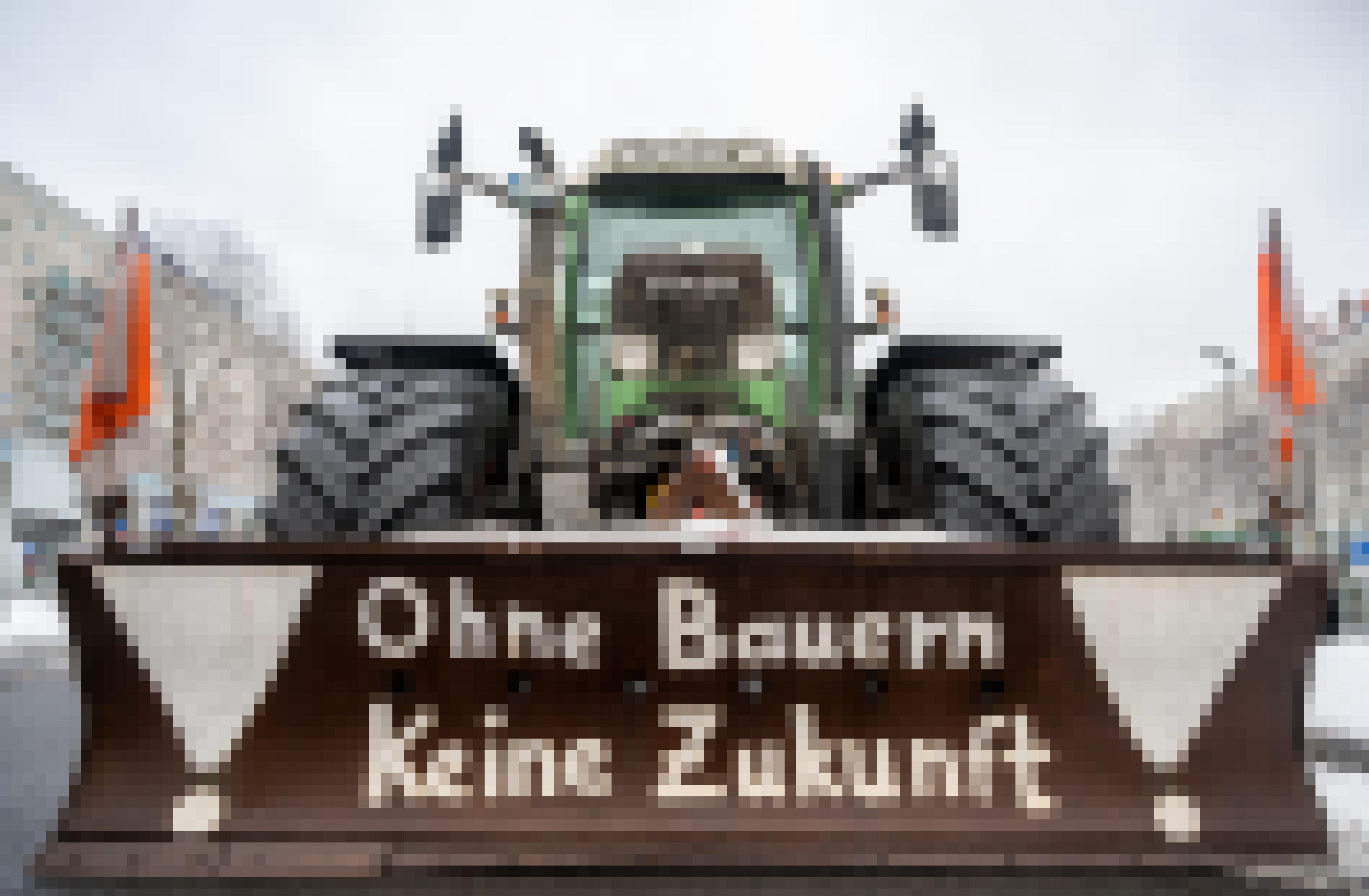 Auf einem Räumschild an einem Traktor steht „Ohne Bauern Keine Zukunft“. Landwirte demonstrieren für höhere Preise für Agrarprodukte und weniger Regulierung.