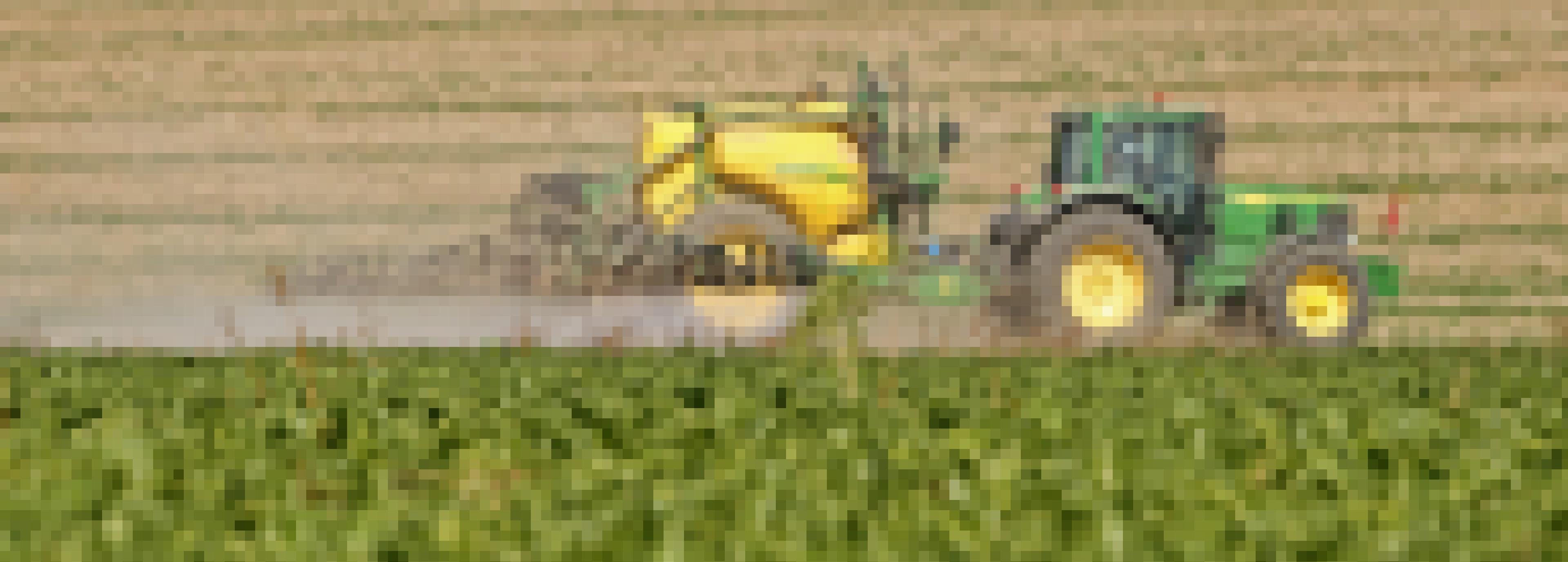 Ein Traktor versprüht Chemikalien