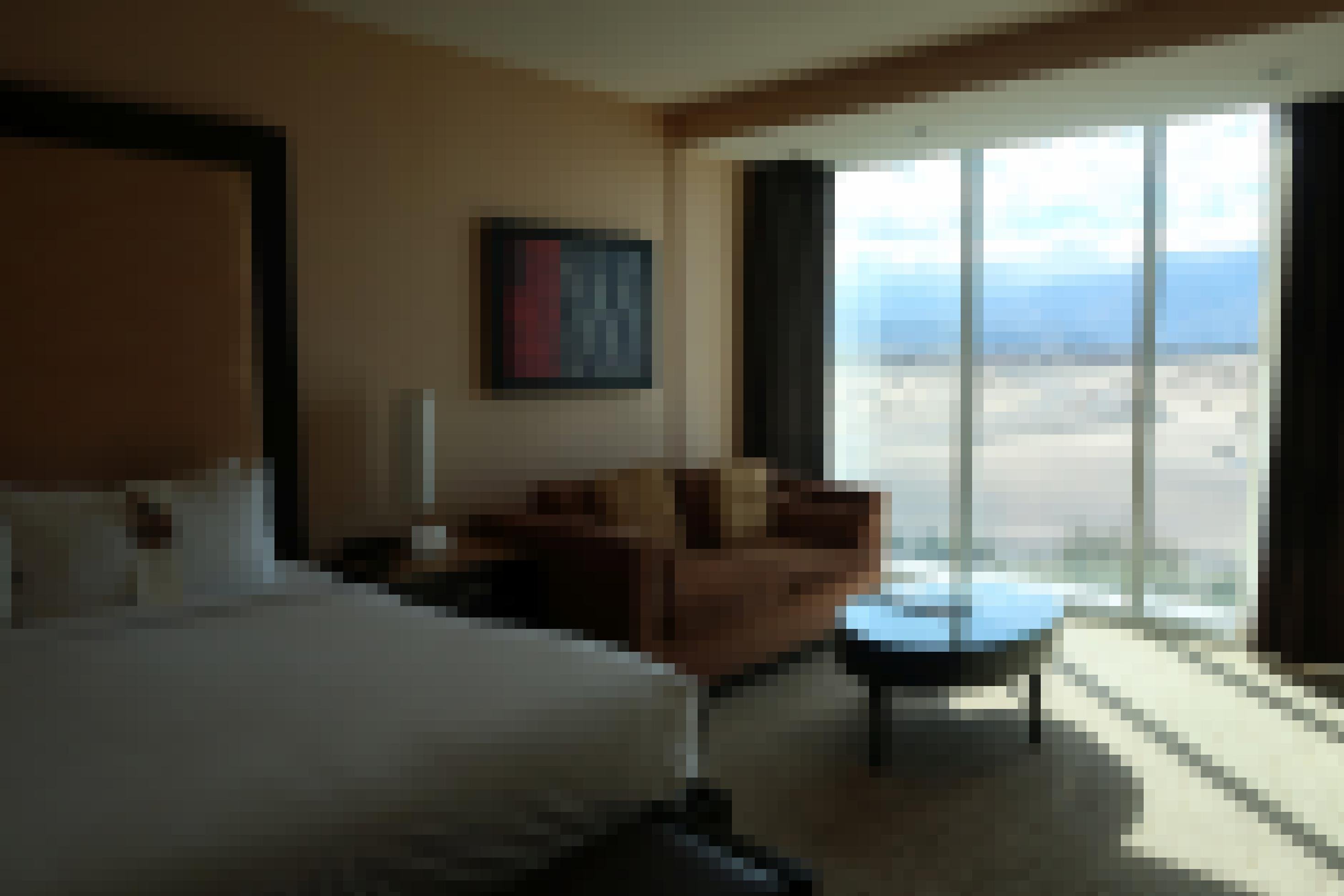 Von einem Hotelzimmer aus sieht man die Wüste.