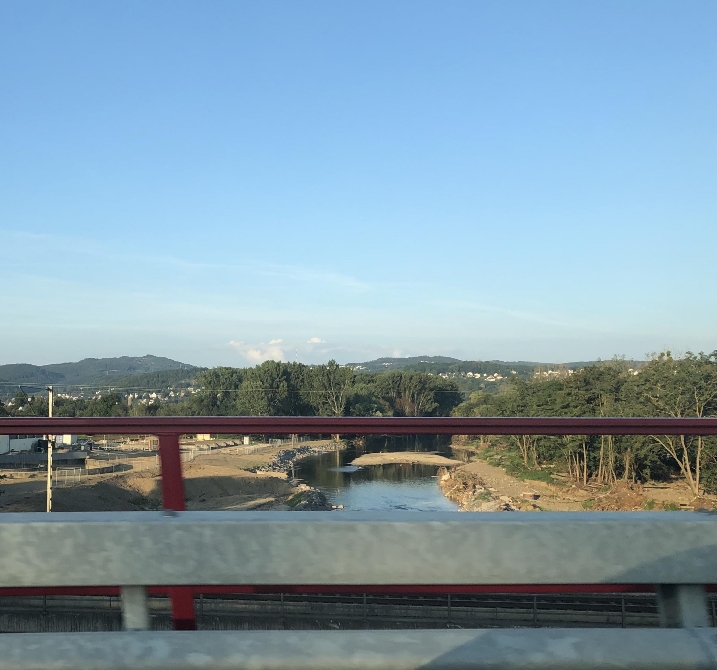 Der Blick von der frisch reparierten Brücke der Bundestraße B9 auf das Flussbett der Ahr zeigt Mitte September 2021, wie das Hochwasser die Ufer links und rechts erheblich verbreiterte und ein großes Kiesbett hinterließ.