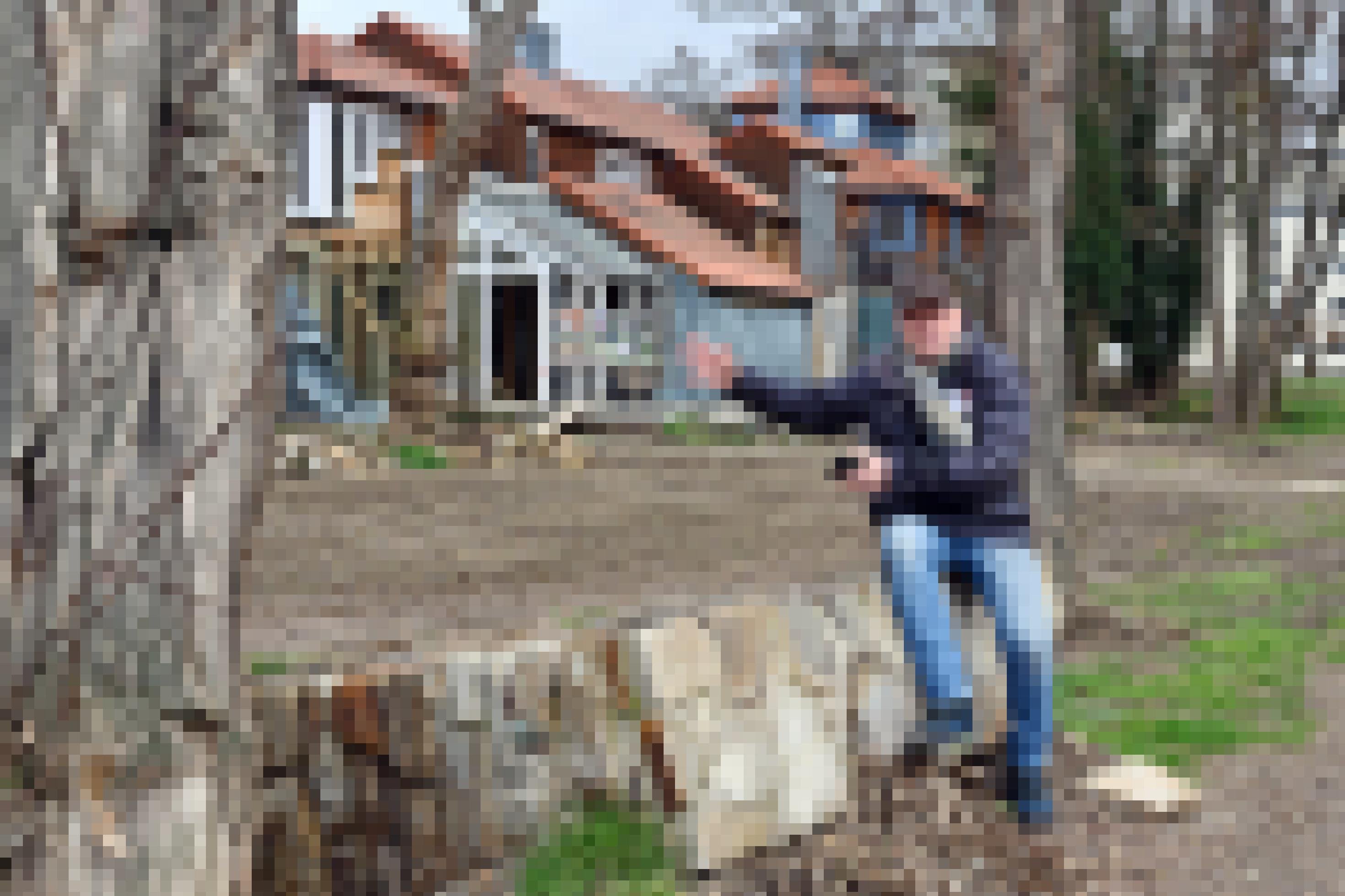 Hans-Jürgen Vollrath sitzt vor seinem zerstörten Haus am Ahr-Ufer