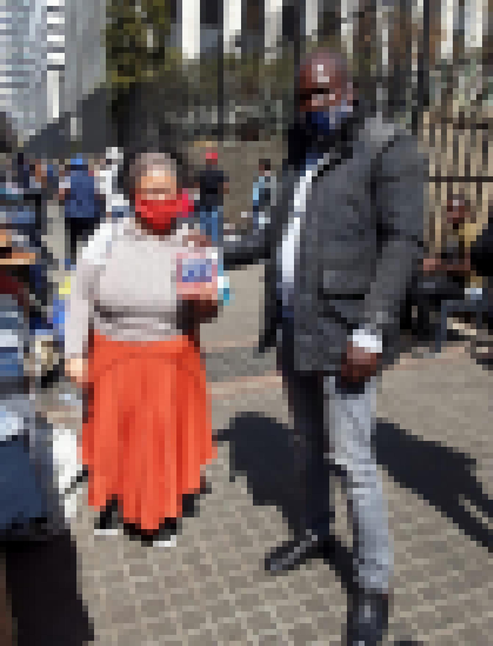 Aktivistin Krotoa Anne Michaels steht mit einem Mitstreiter auf einer Straße in Johannesburg