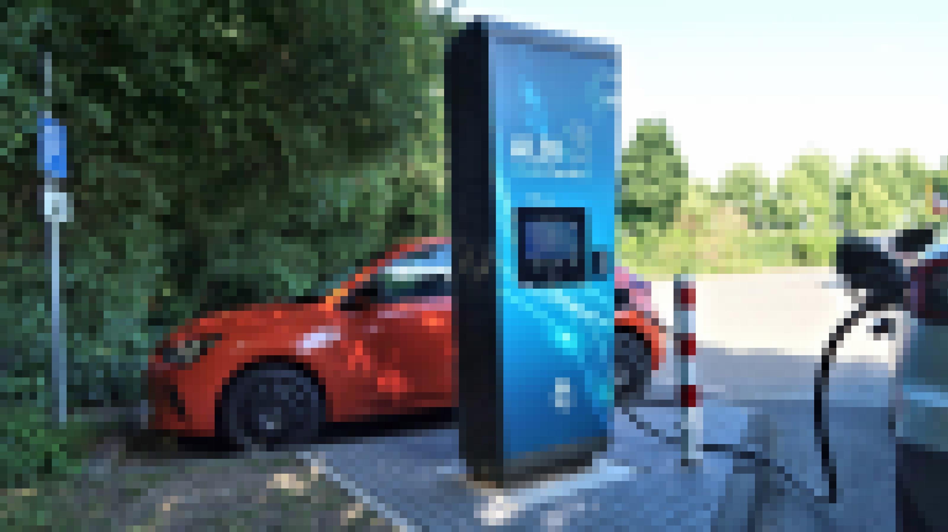 Zwei Elektroautos tanken Strom an einer Aldi-Ladesäule