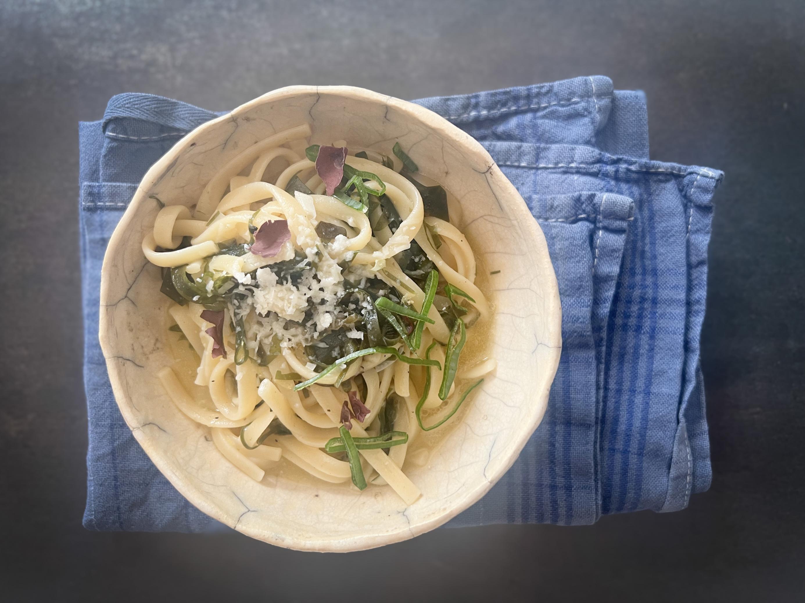 Foto zeigt einen Teller mit Spaghettialgen nach einem Rezept von Luka Lübke