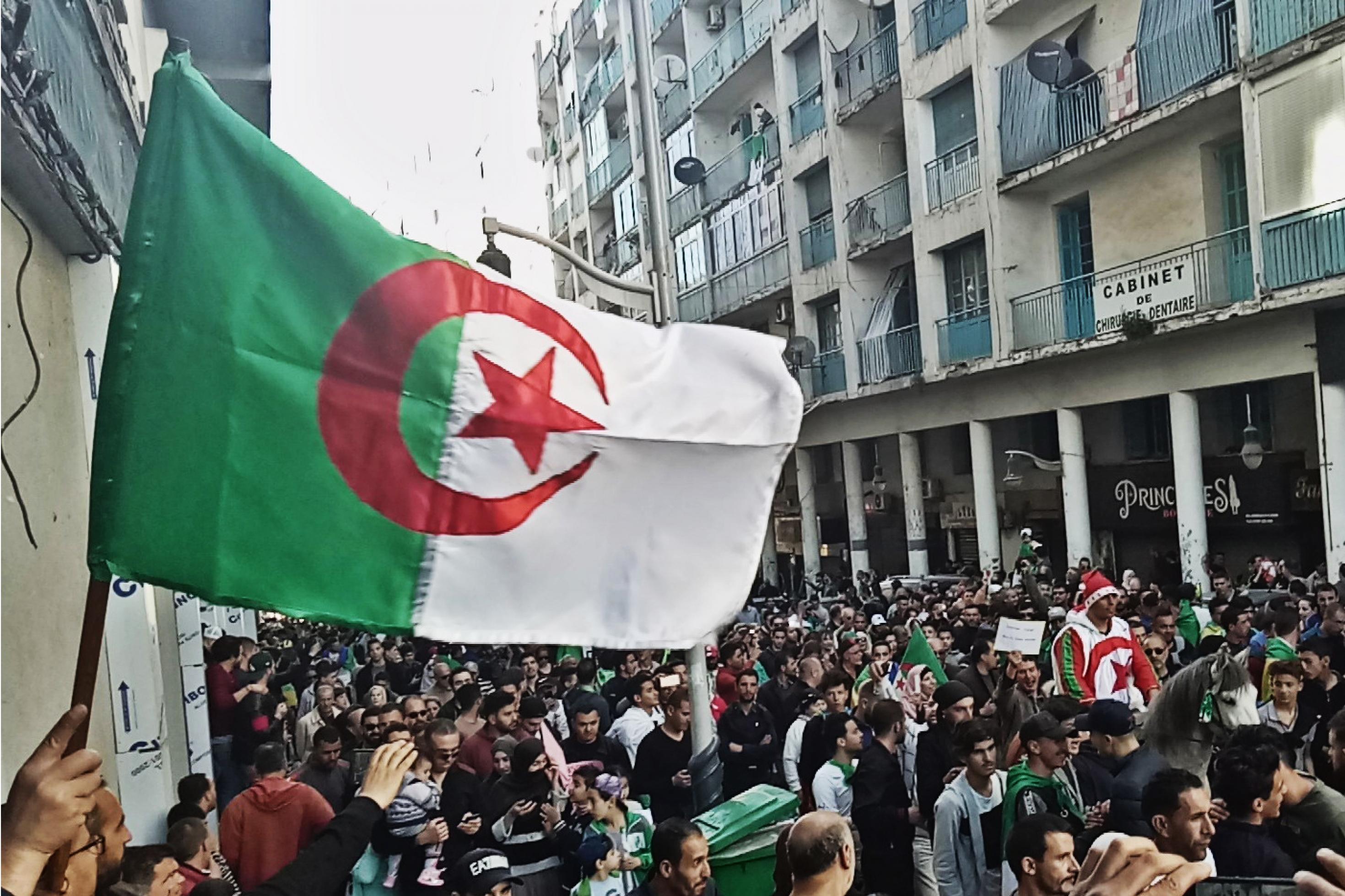 Algerische Flagge bei einer Demonstration gegen die Regierung in der Stadt Bejaia, Kabylie, Algerien