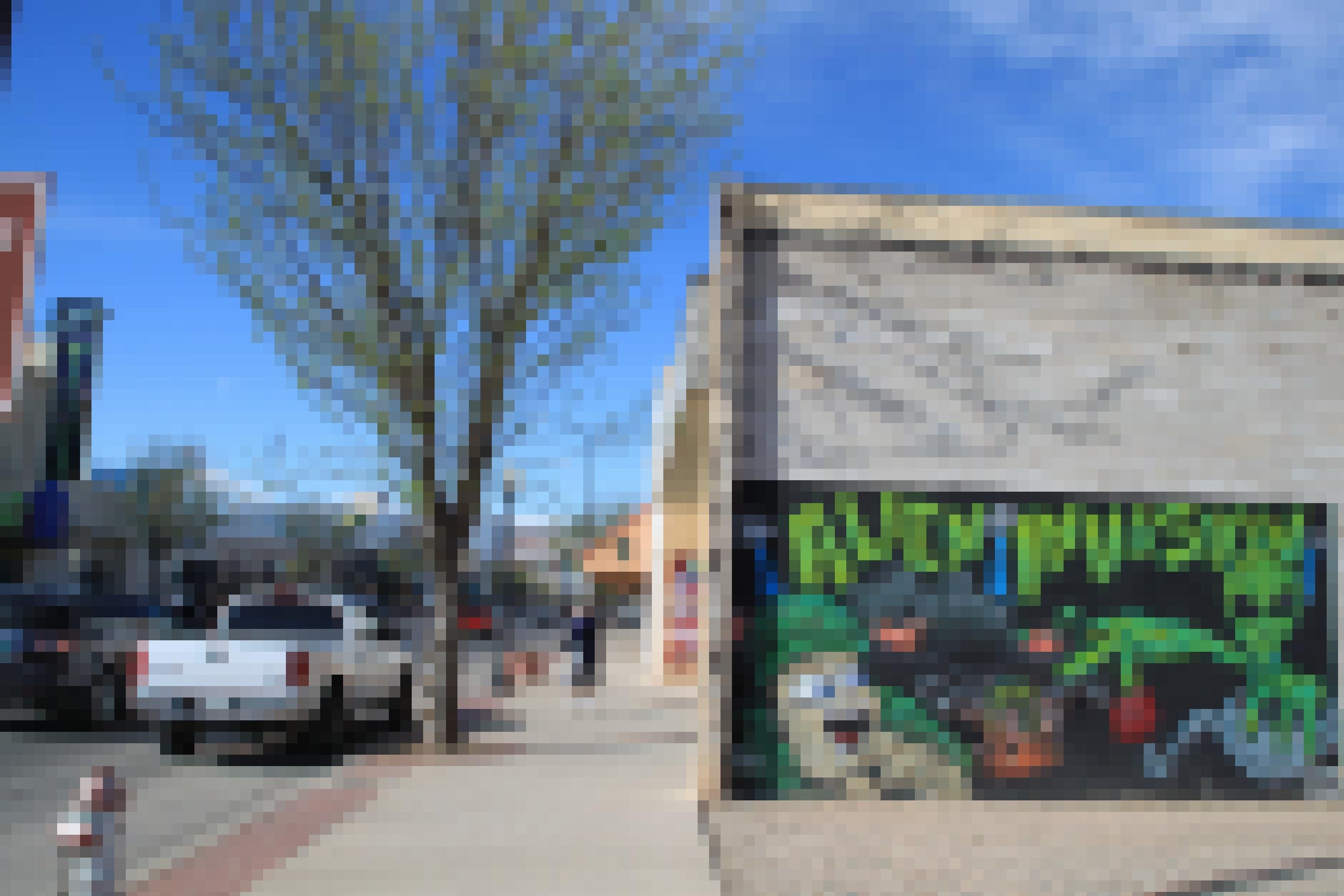Ein Graffito zeigt Außerirdische, die eine menschliche Stadt angreifen.