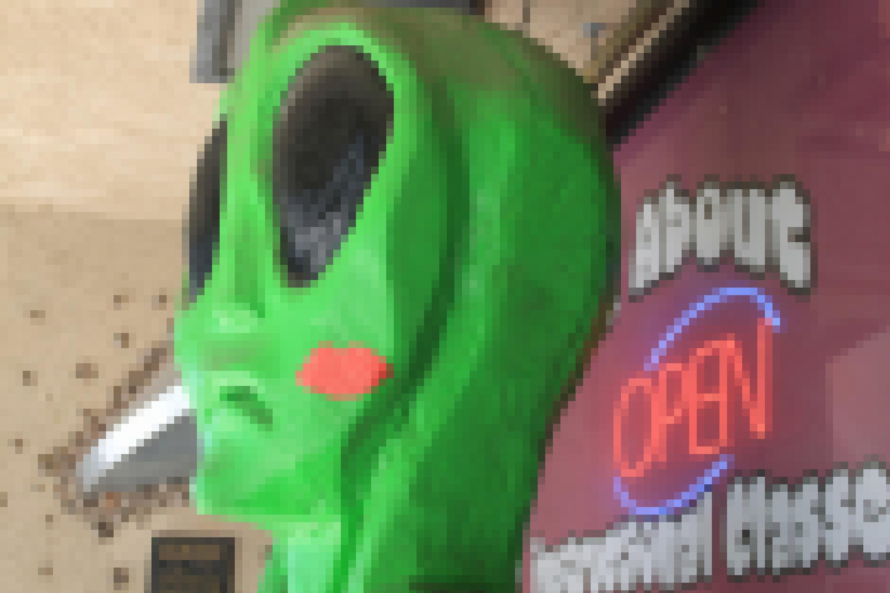 Das Foto zeig einen grünen Alien-Kopf aus Pappmaschee.