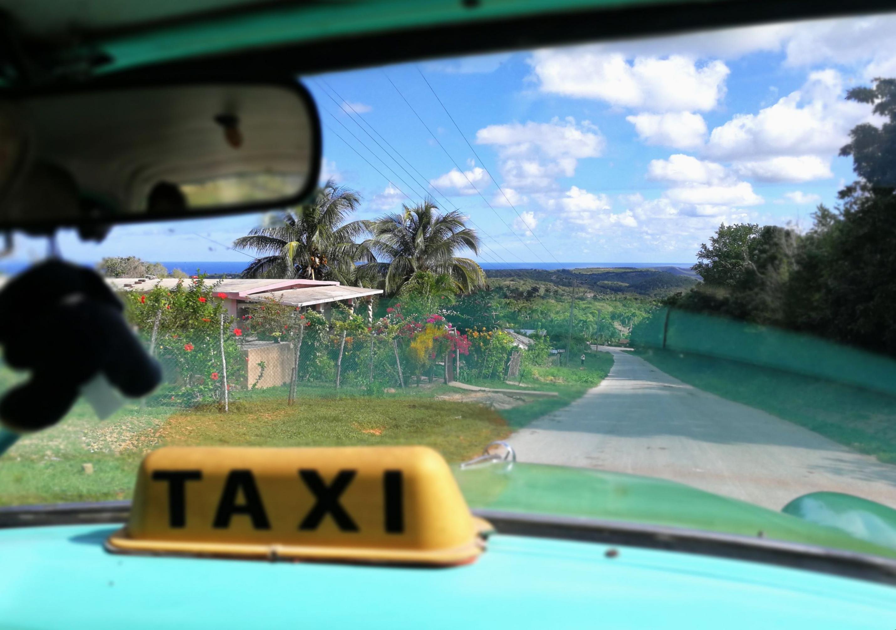 Blick aus dem Sammeltaxi auf die hügelige Landschaft