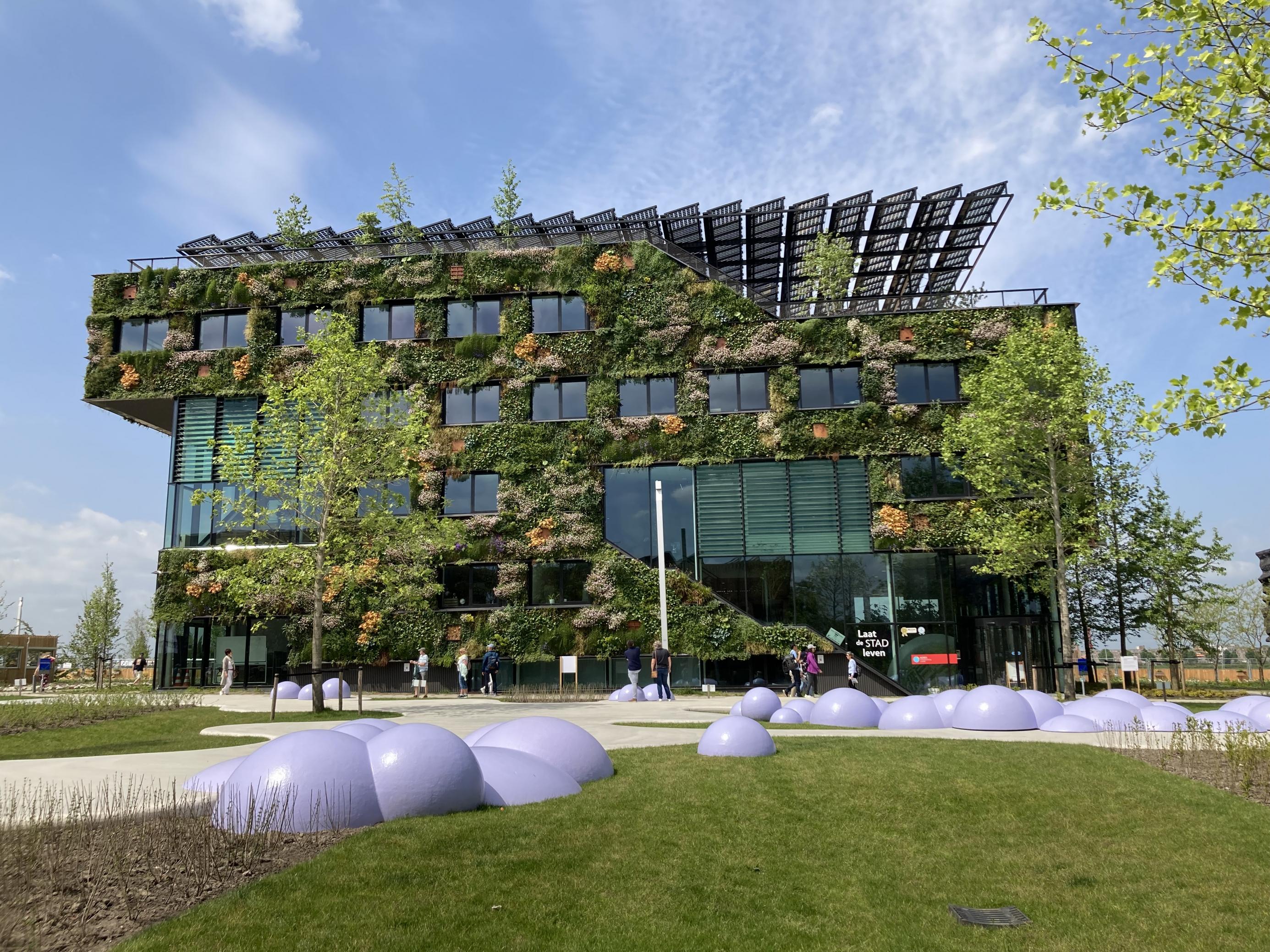 Grün überall: die Fassade des Aeres University of Applied Sciences in Almere  zeigt, wie Fassadenbegrünung bei Funktionsgebäuden aussehen kann. Es wurde 2022 eröffnet.