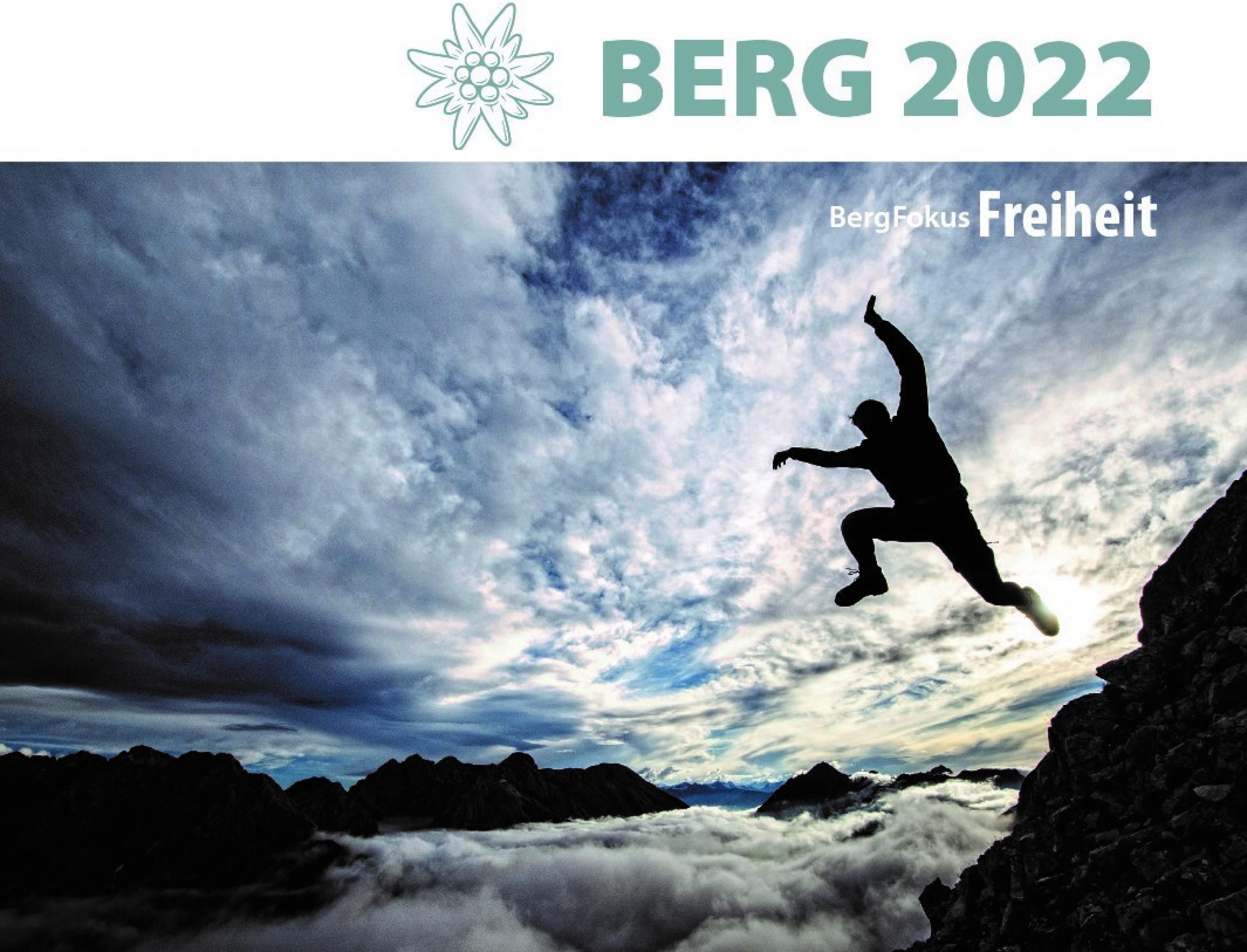 Über dem Foto eines scheinbar vom Berg in ein Wolkenmeer springendenen Bergsteigers prangt das Edelweiß-Logo des Alpenvereins sowie der Schriftzug BERG 20222.