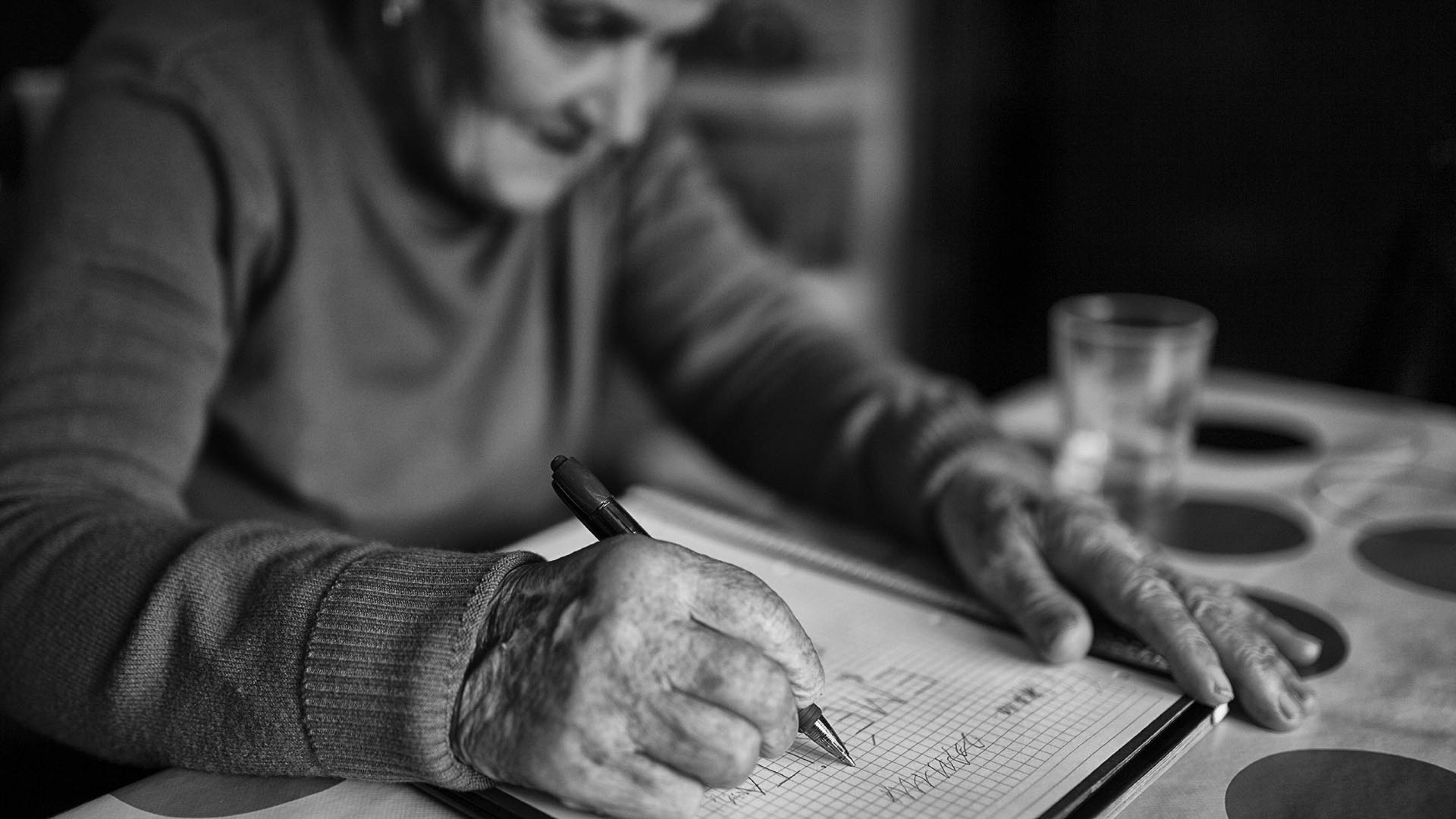 Die an Alzheimer leidende Emérita übt sich in Schreibarbeiten, um ihr Gedächtnis zu trainieren.